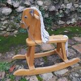 Cheval à bascule en bois
