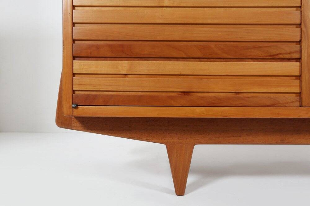 Buffet français des années 1950 en bois de cerisier massif.