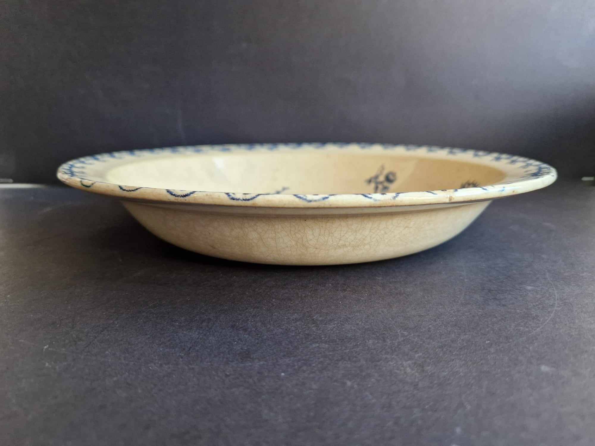 Round iron earth dish Gien thistles model