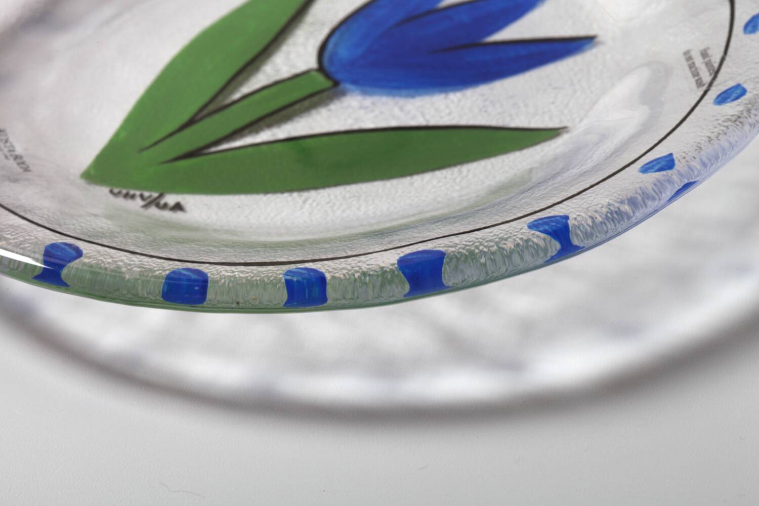 Assiette en verre Kosta Boda : Vintage Blue Tulip Design par Ulrica Hydman Vallien