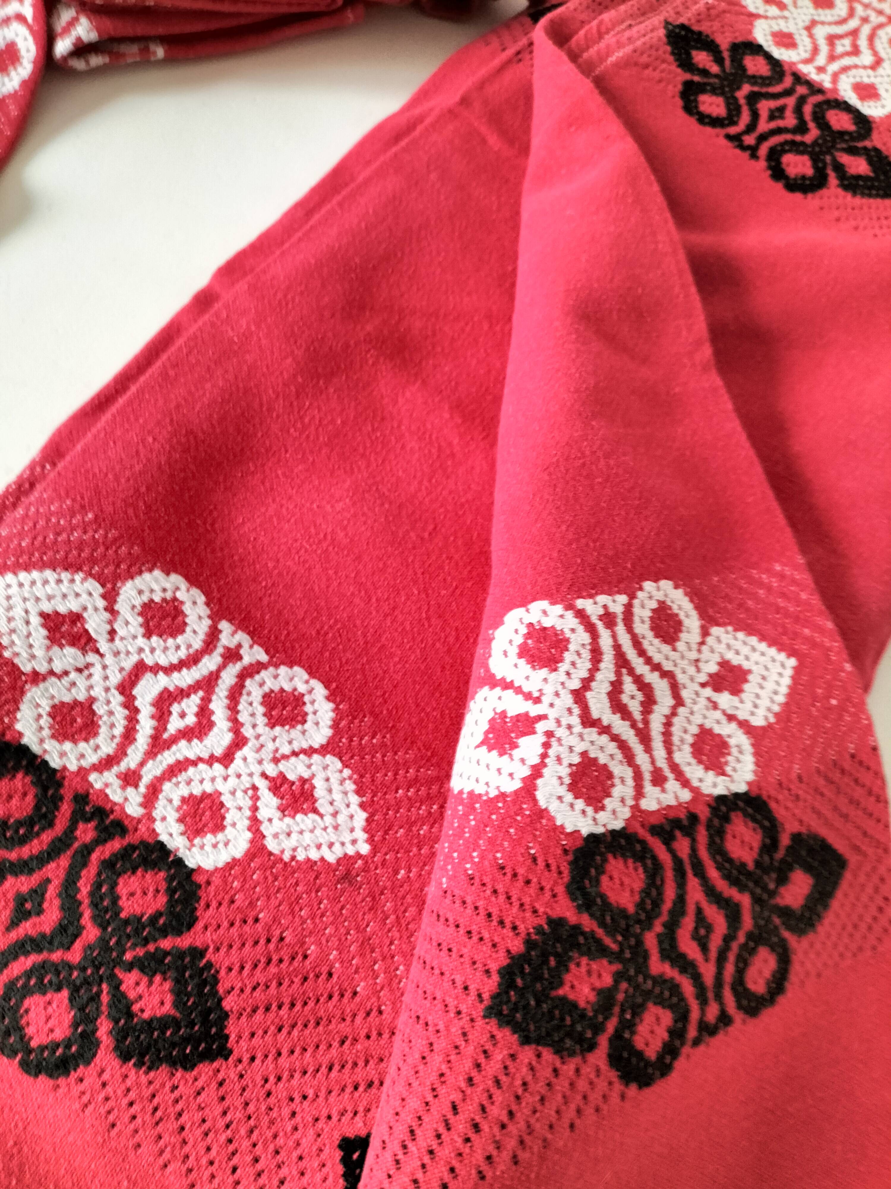 Vintage graphic red tablecloth and 8 matching napkins.