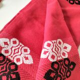Vintage graphic red tablecloth and 8 matching napkins.
