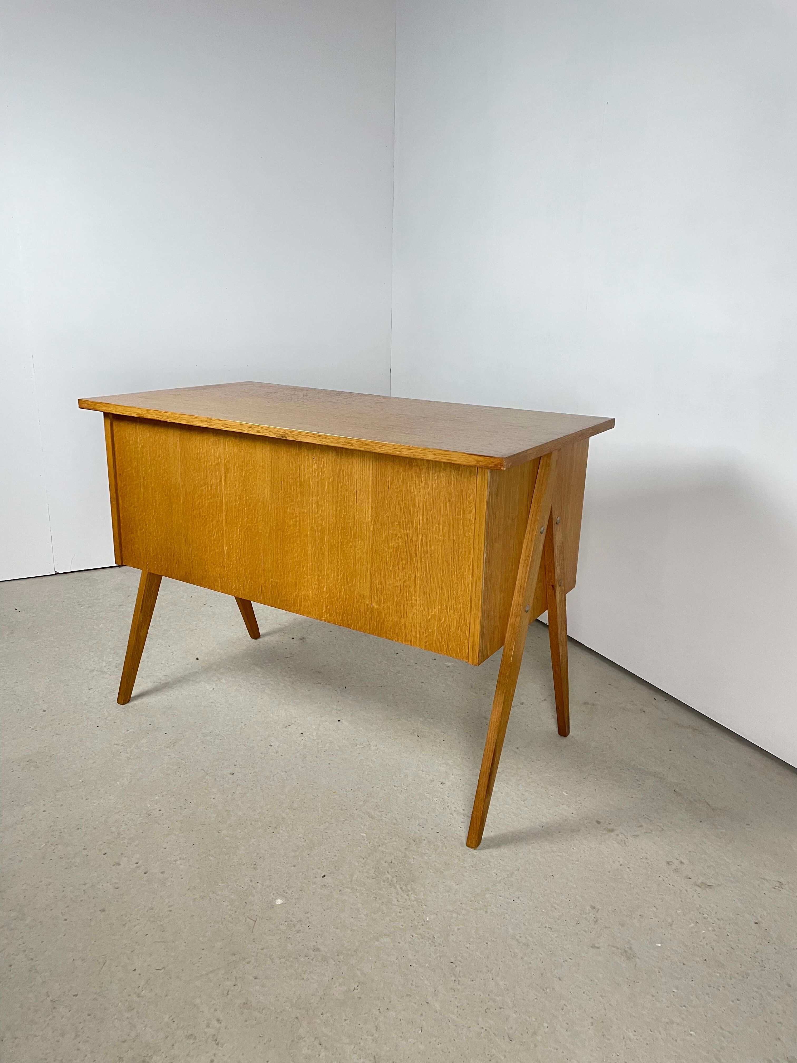 Desk feet compass in oak, 1950