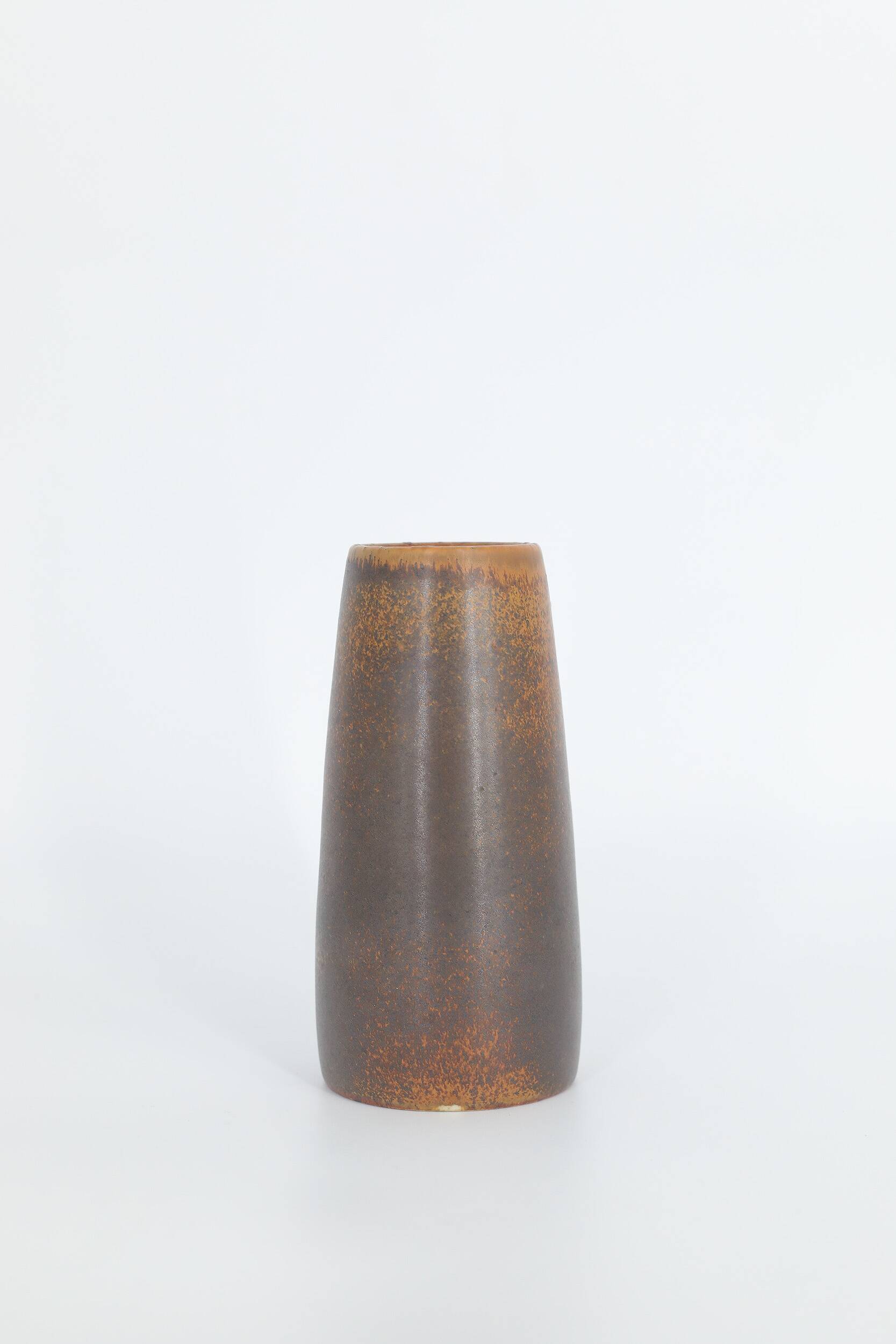 Small modern Scandinavian collection vase in chocolate stoneware from the mid-century by Gunnar Borg.