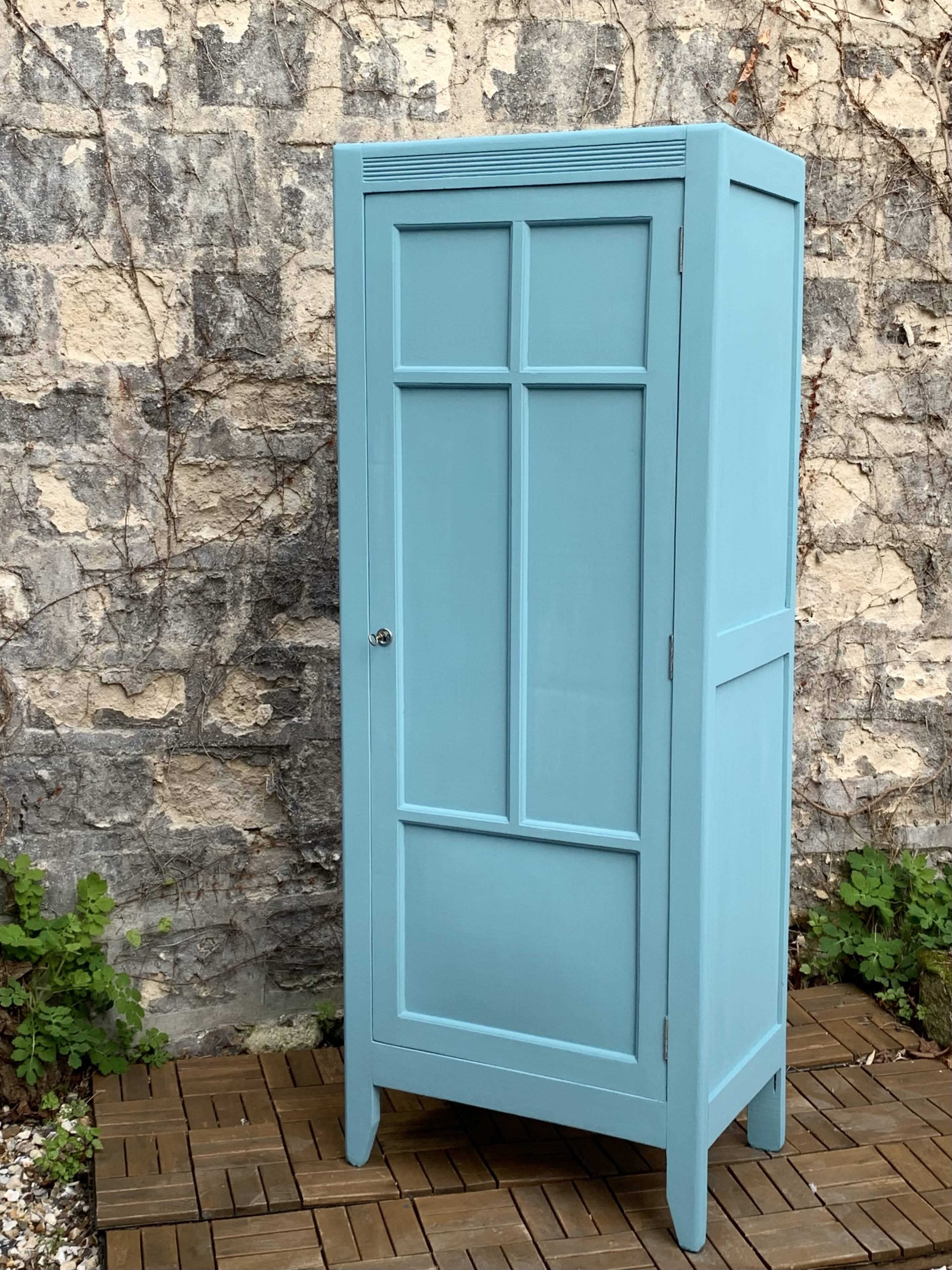 Armoire bonnetière parisienne turquoise 1940
