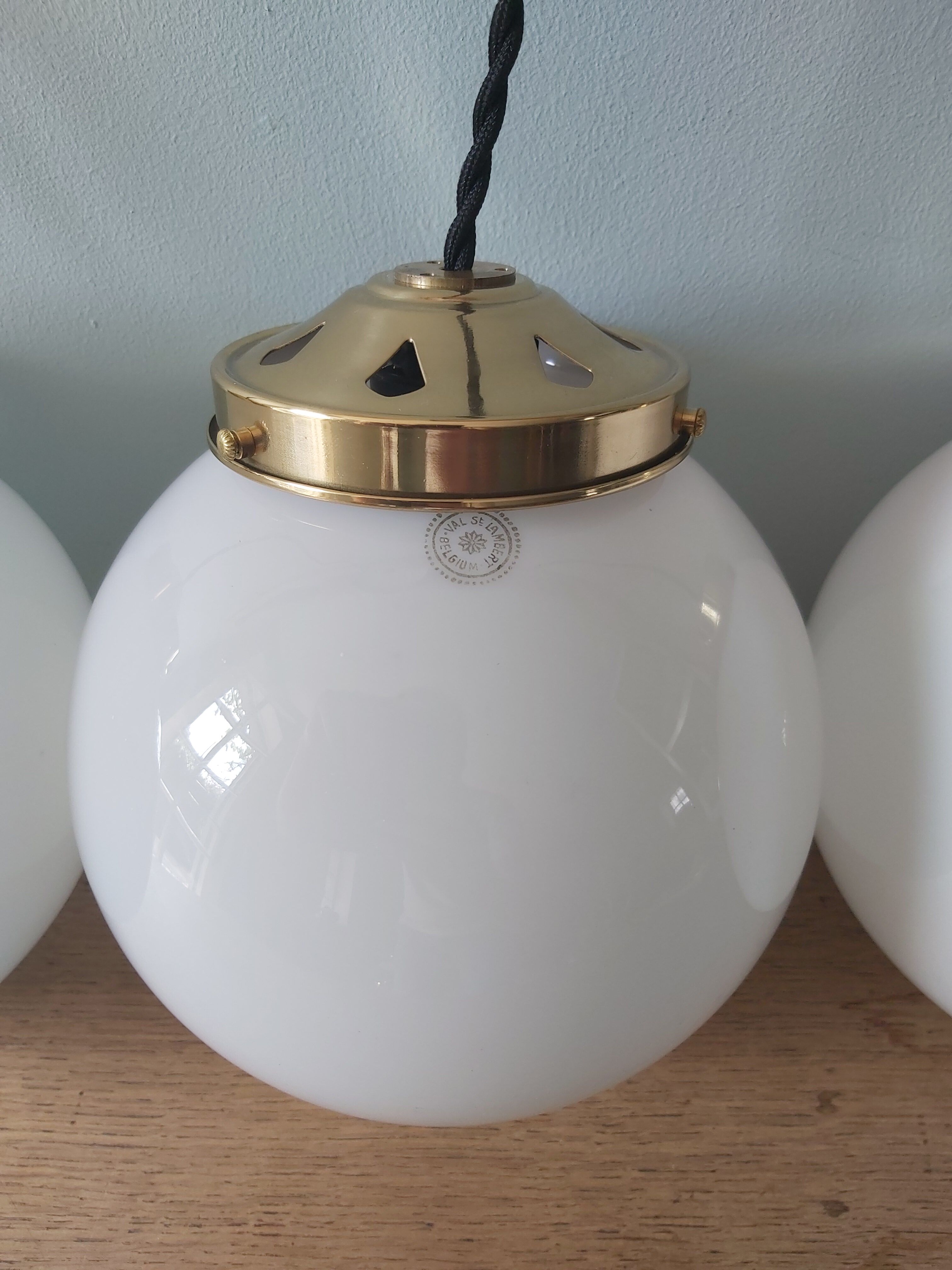 Lot de 3 suspensions art deco avec globe en opaline blanche