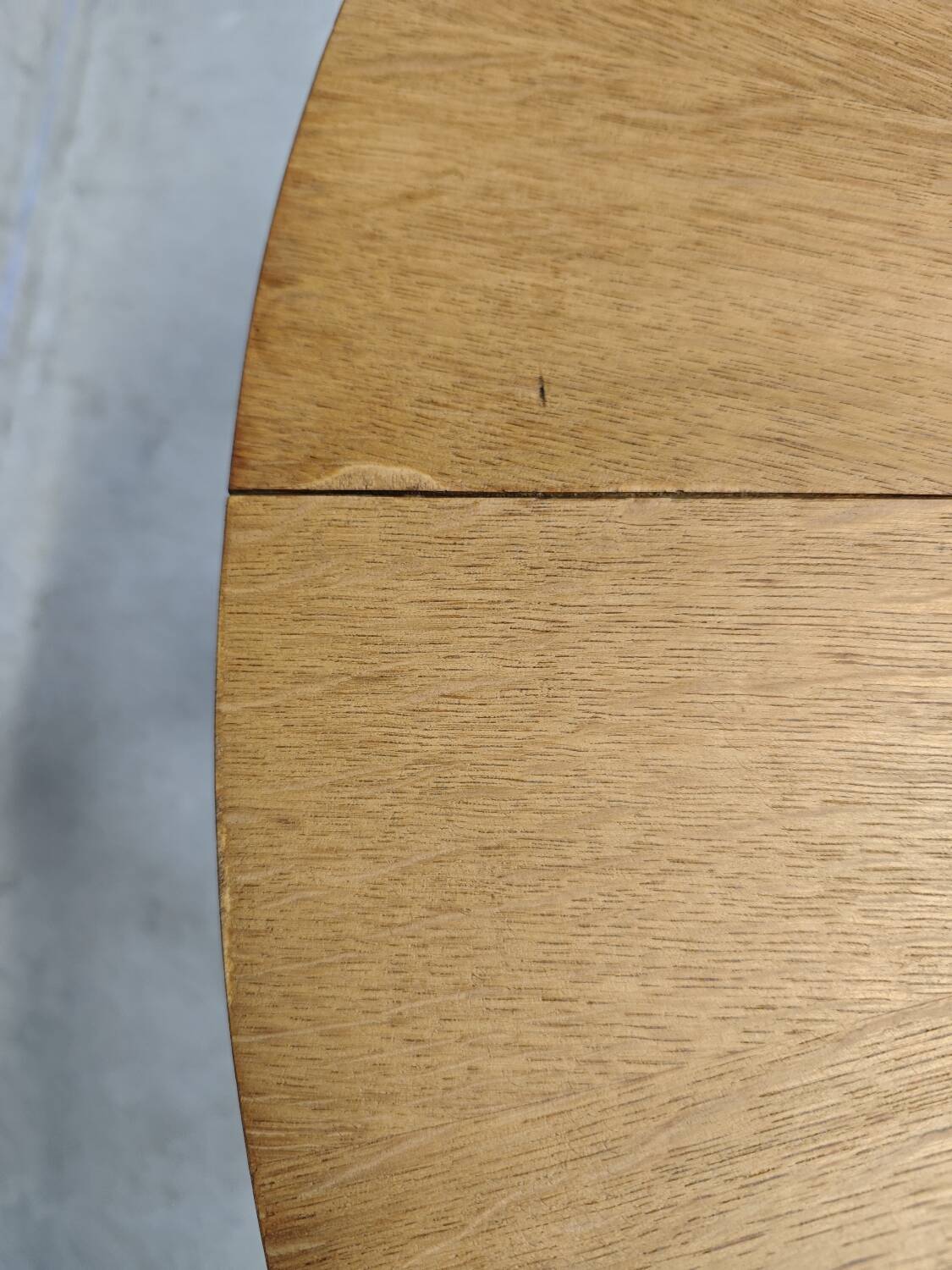 Extendable round table