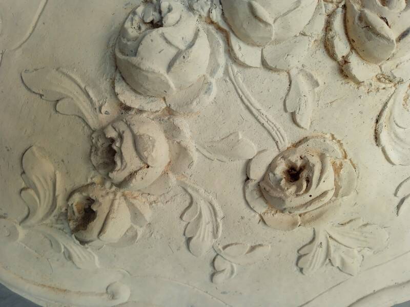 Louis XVI pediment with plaster low relief roses