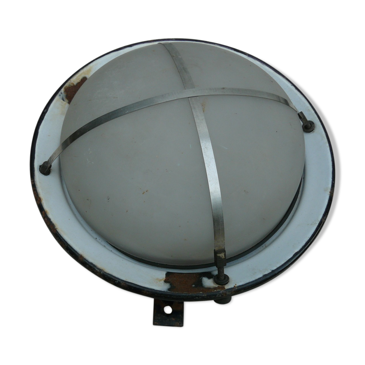 Applique en fonte émaillée blanche bordure bleue diamètre 30cm.