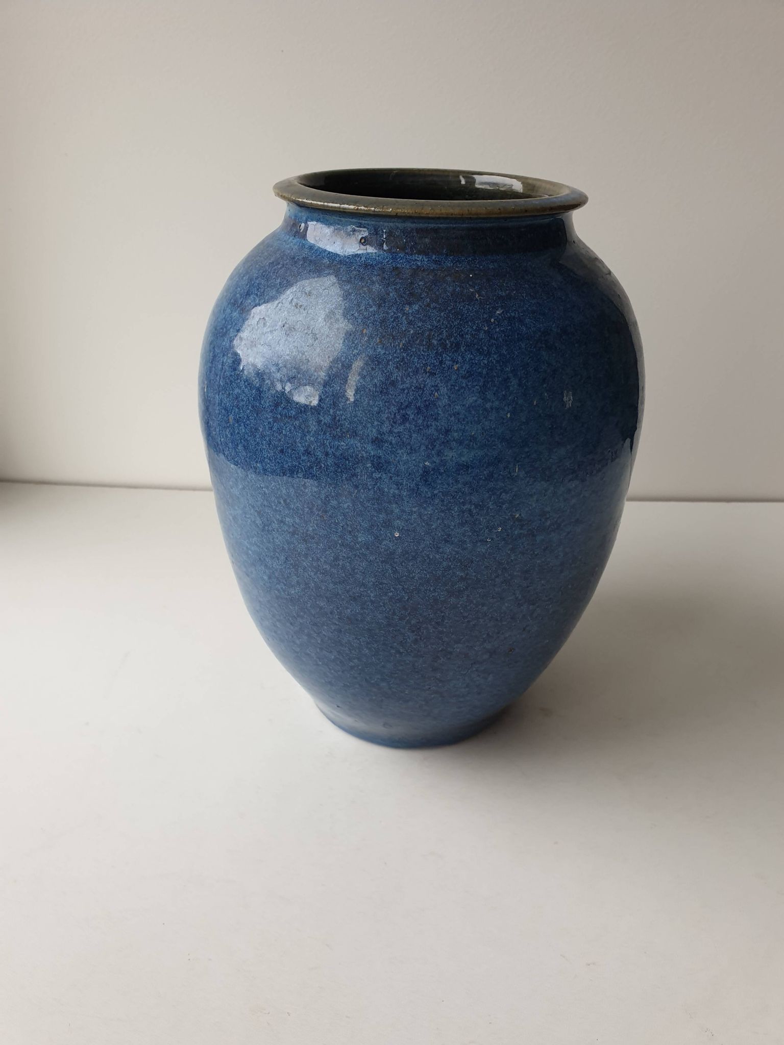 Vase en céramique vernissée bleu cobalt Signé Monogramme NH? - H 21.5cm