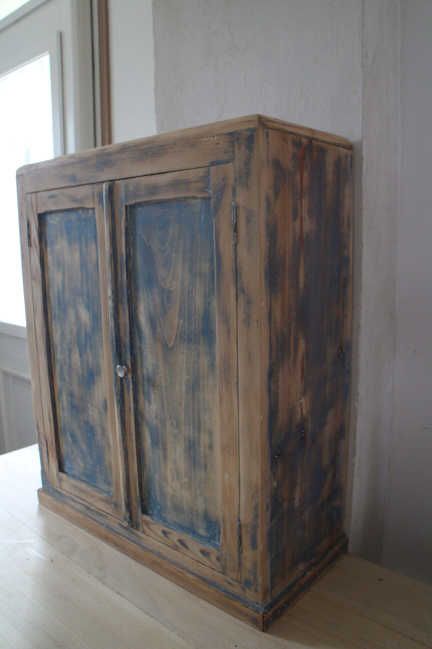 Meuble de rangement parisien bois brut