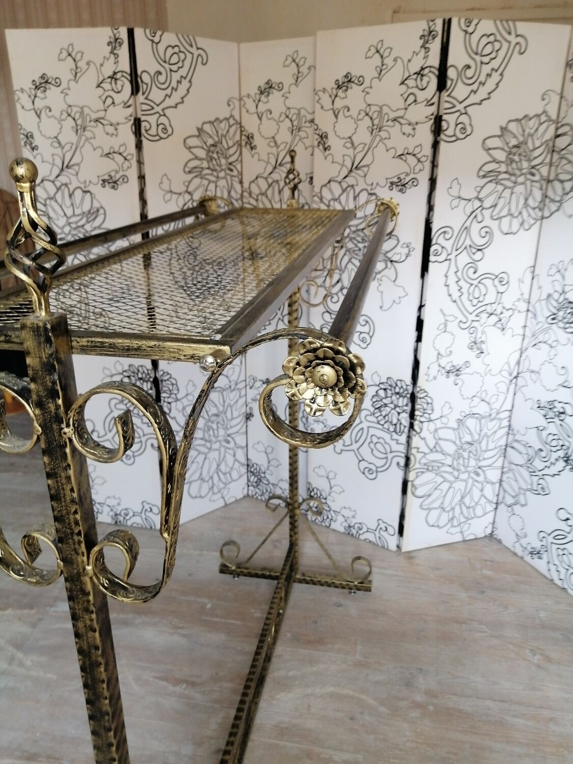 Clothes hanger in metal