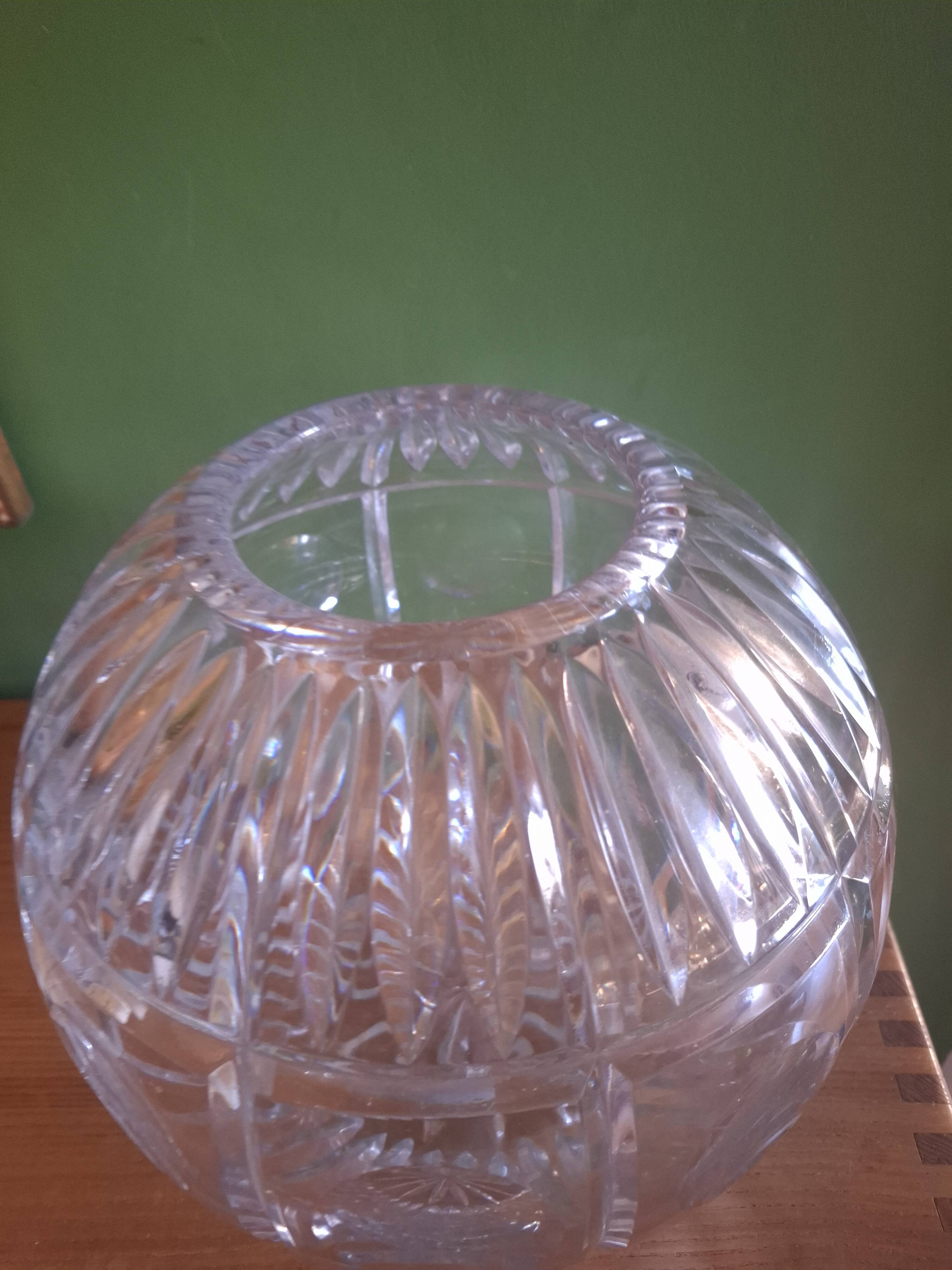 Vase boule en cristal taillé (