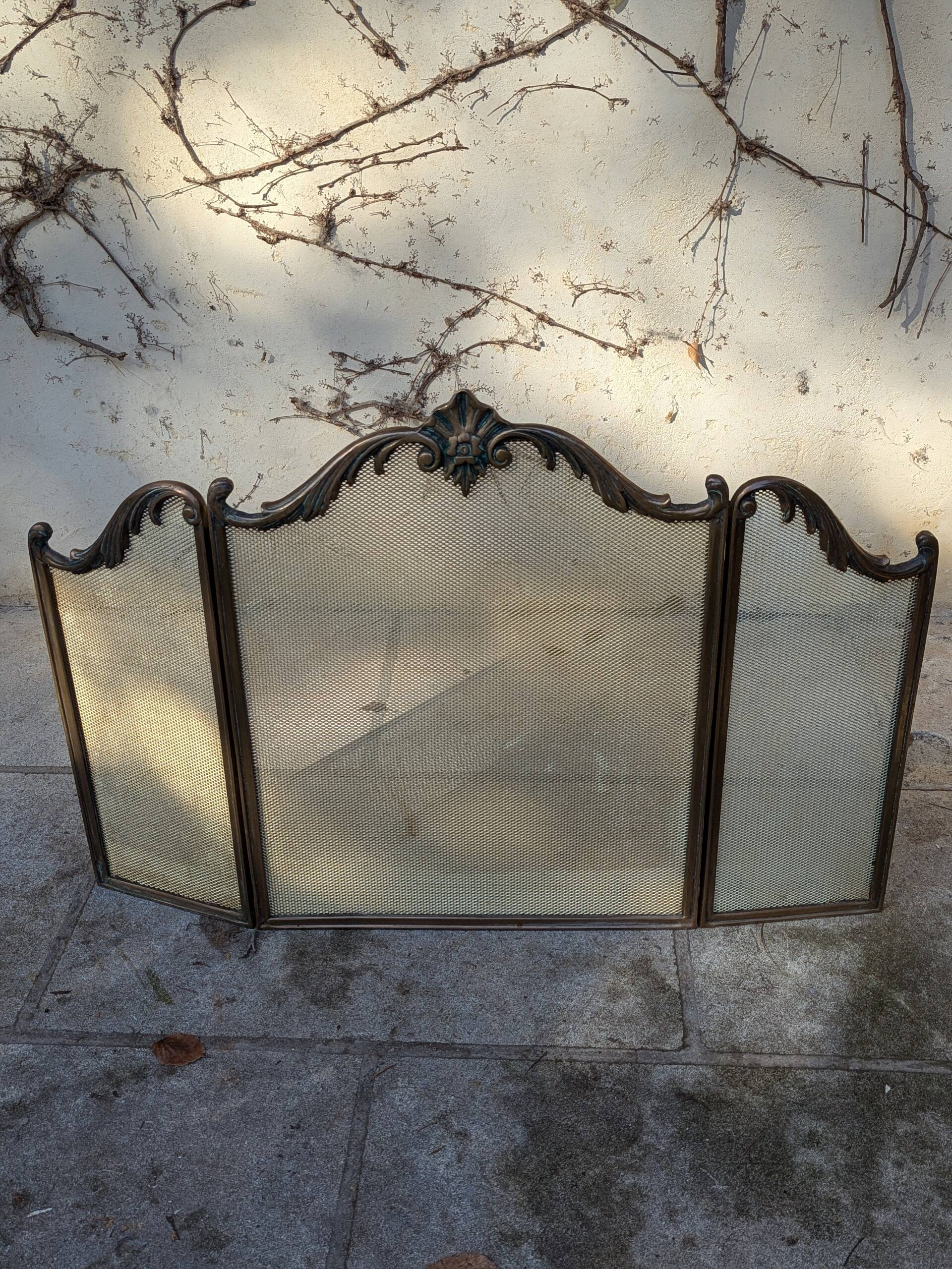 Brass fire screen with 2 leaves