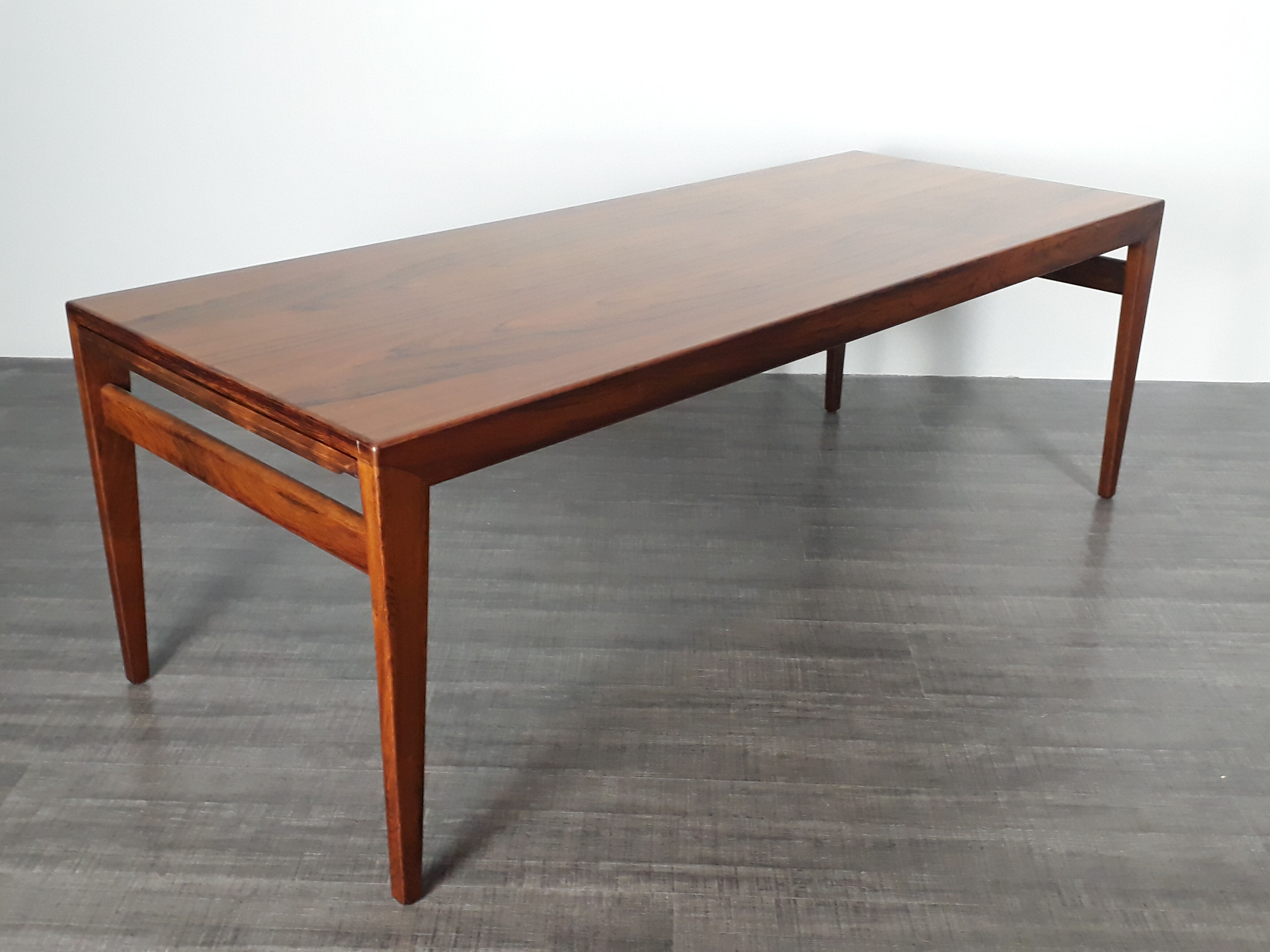 Extendable coffee table