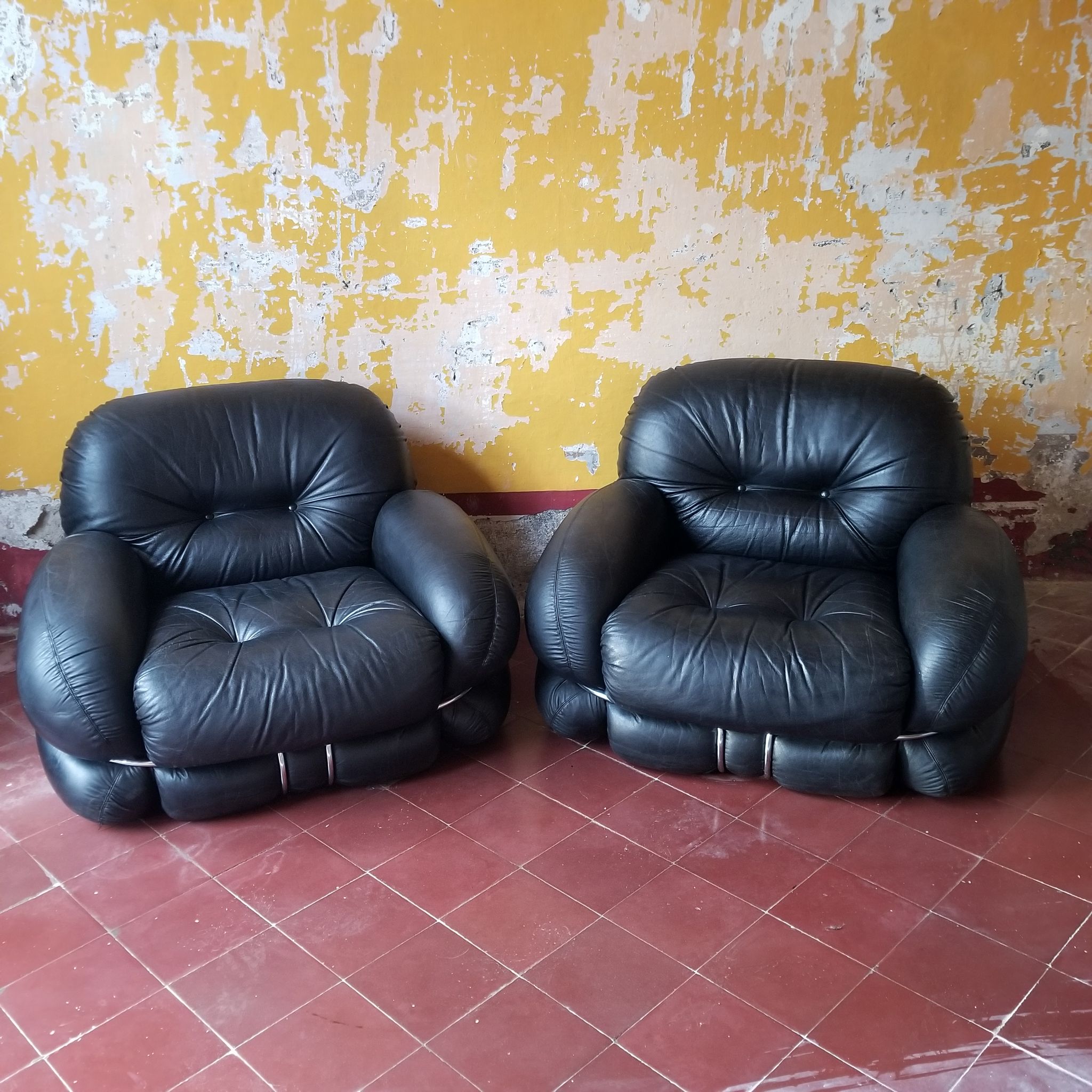 Set of 2 okay black leather lounge chairs by Adriano Piazzesi, 1970