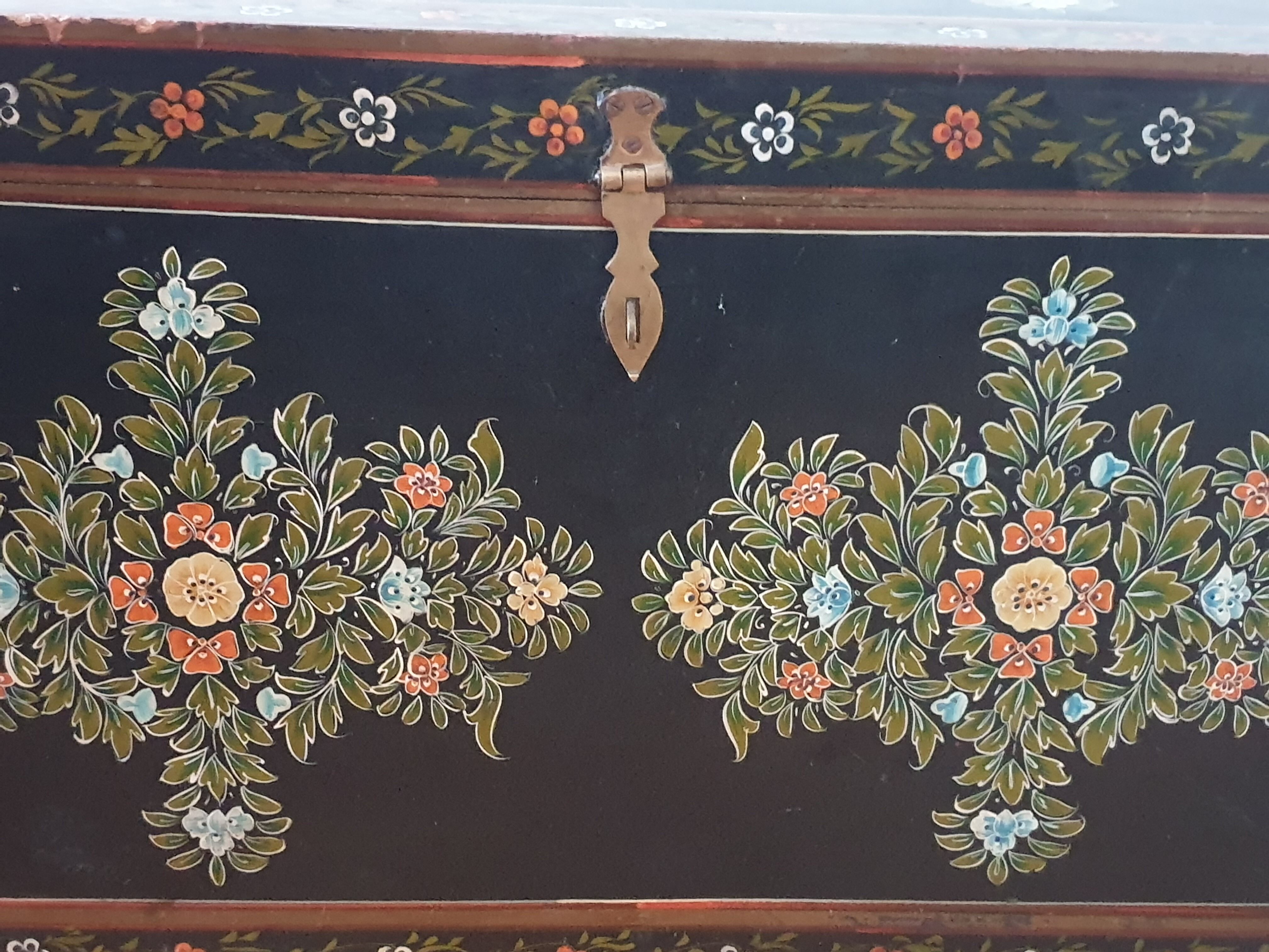 Old trunk chest lacquered Indian lacquered wood