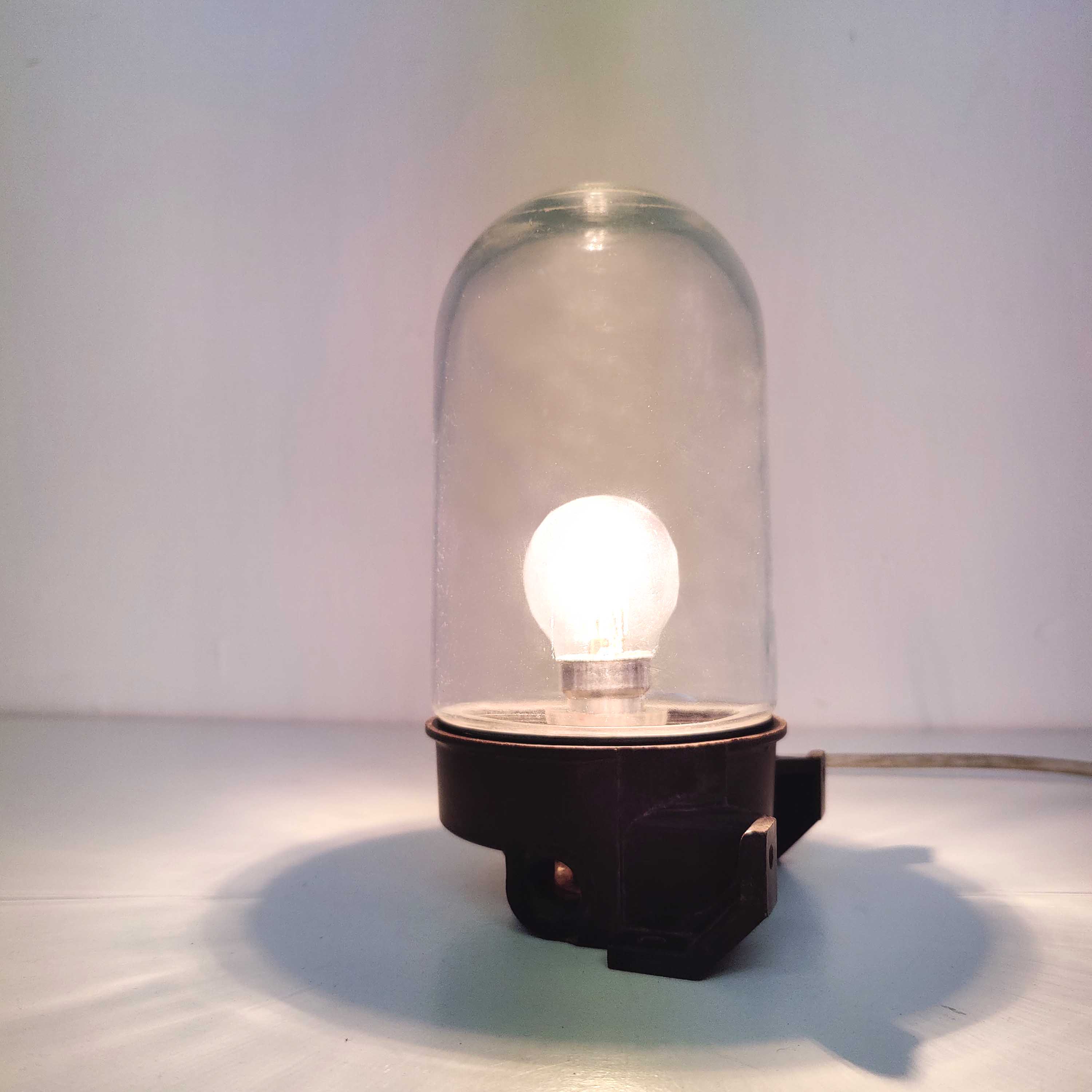 Applique globe en verre et bakélite industriel