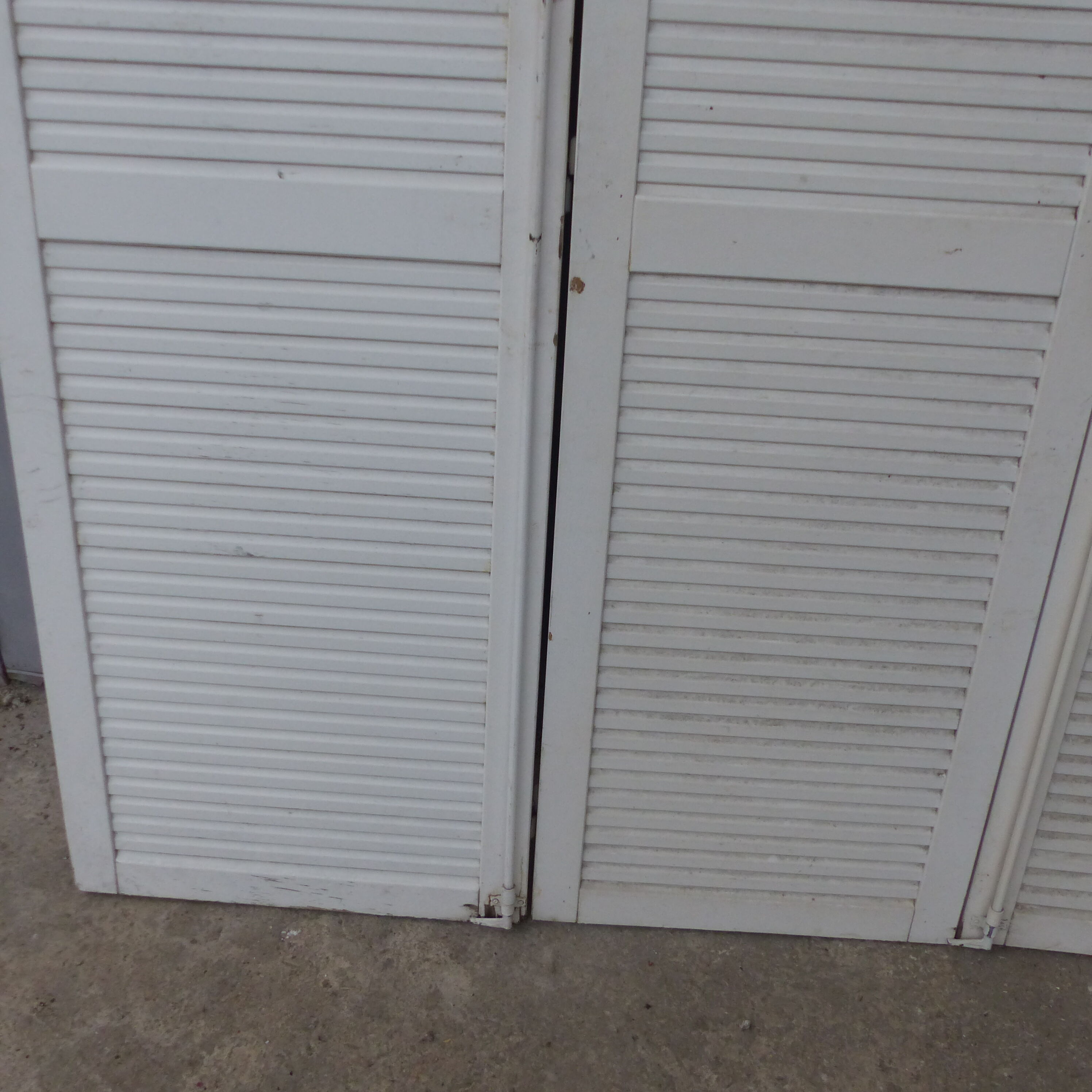 Set of 4 solid louvered shutters l 268 cm x h 212 cm