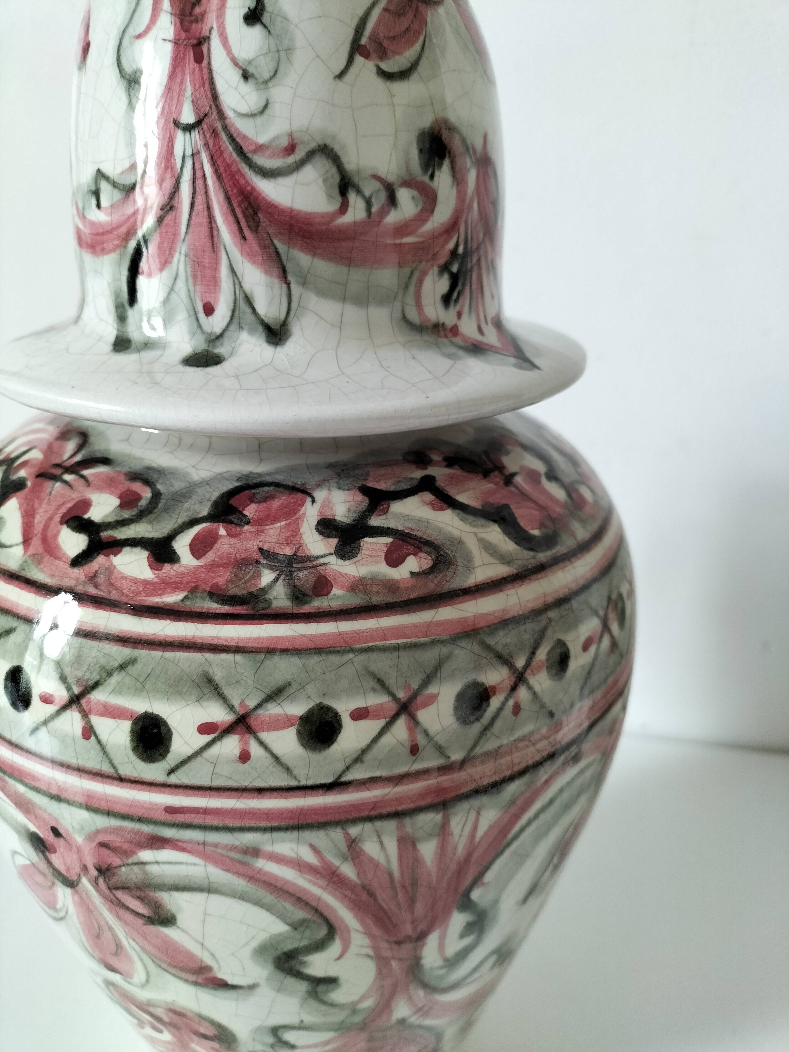 Grand vase couvert en faïence portugaise décor peint à la main