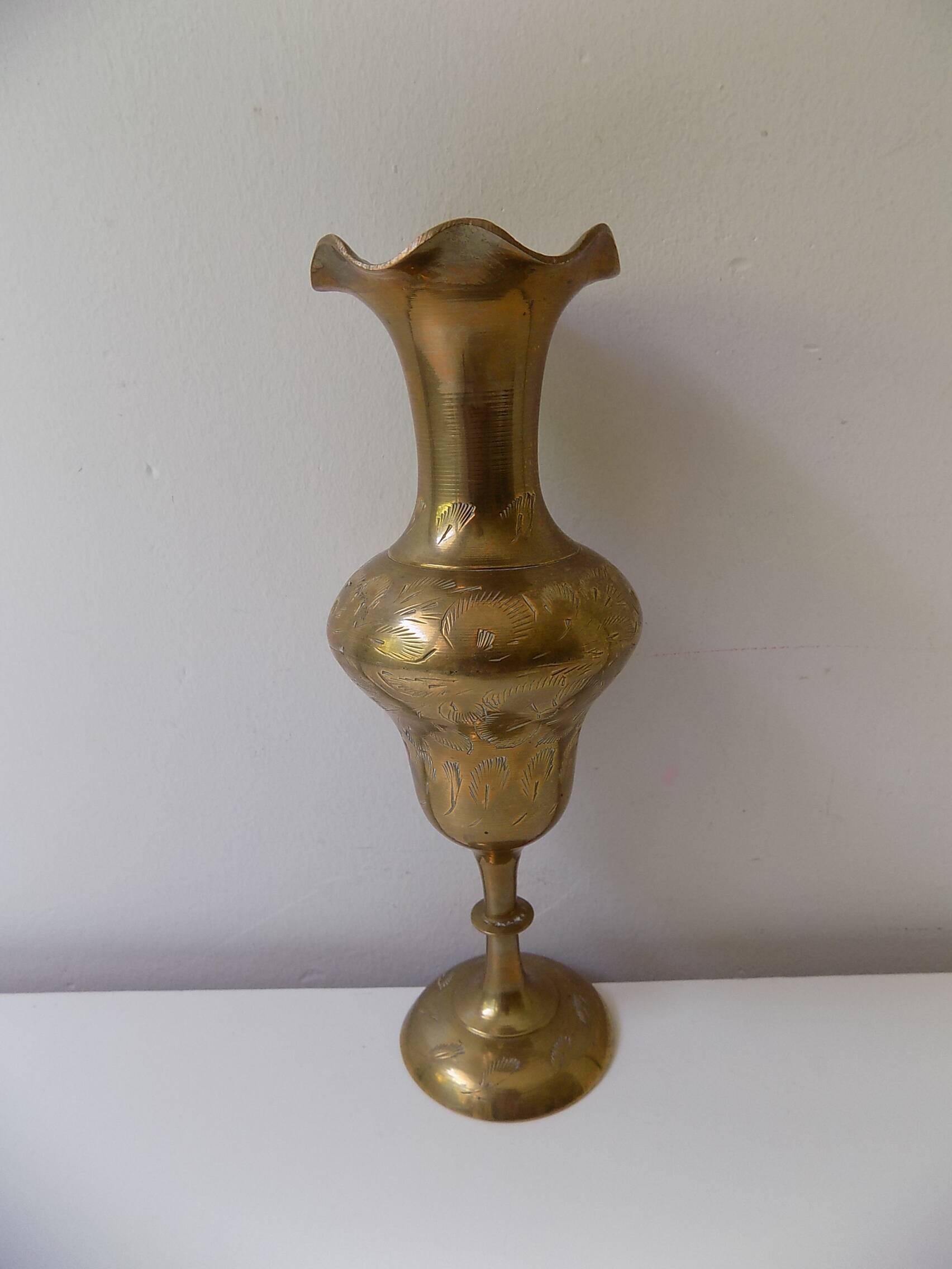 Gilded brass vase with engraved patterns (17 cm)