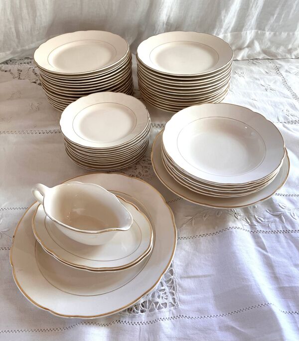 Service 53 pièces, assiettes et plats Villeroy et Boch écru et doré modèle Saar