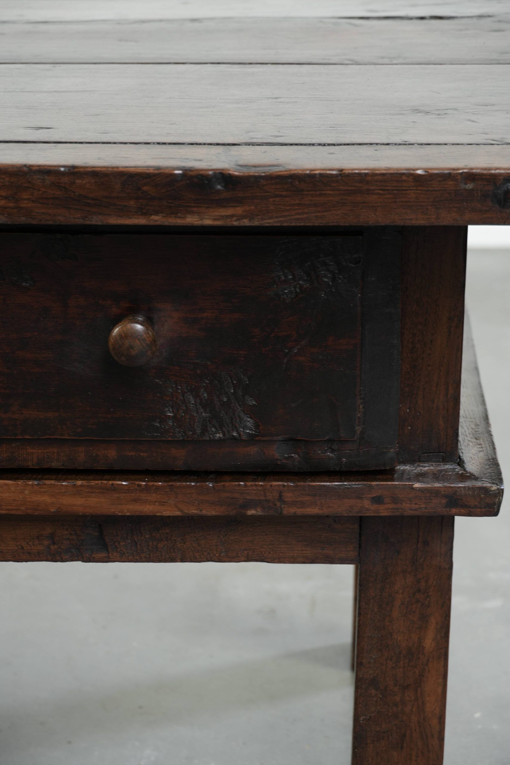 Table basse en bois de châtaignier du XVIIIe siècle d'Europe du Sud