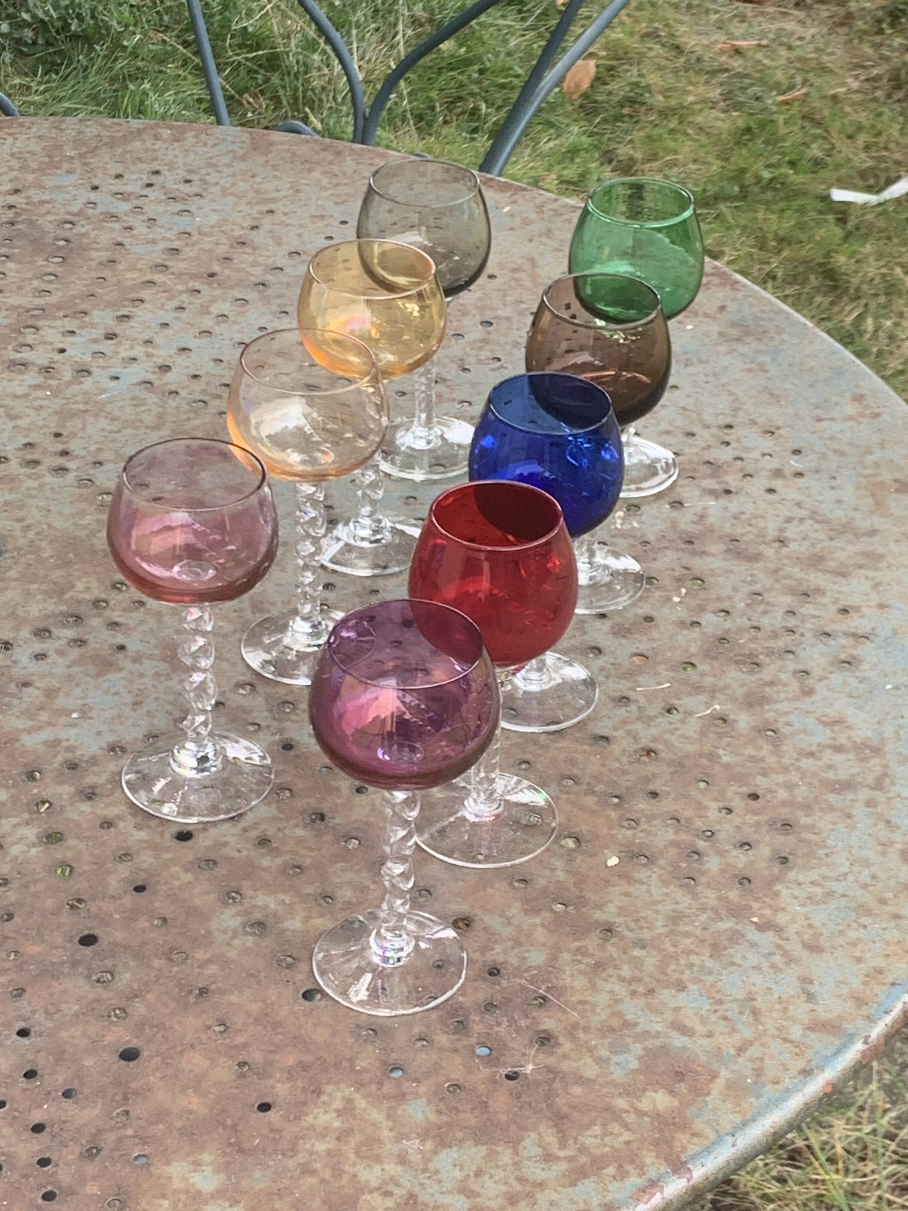 Set of 9 colored port glasses, 5 tulip-shaped and 4 balloons