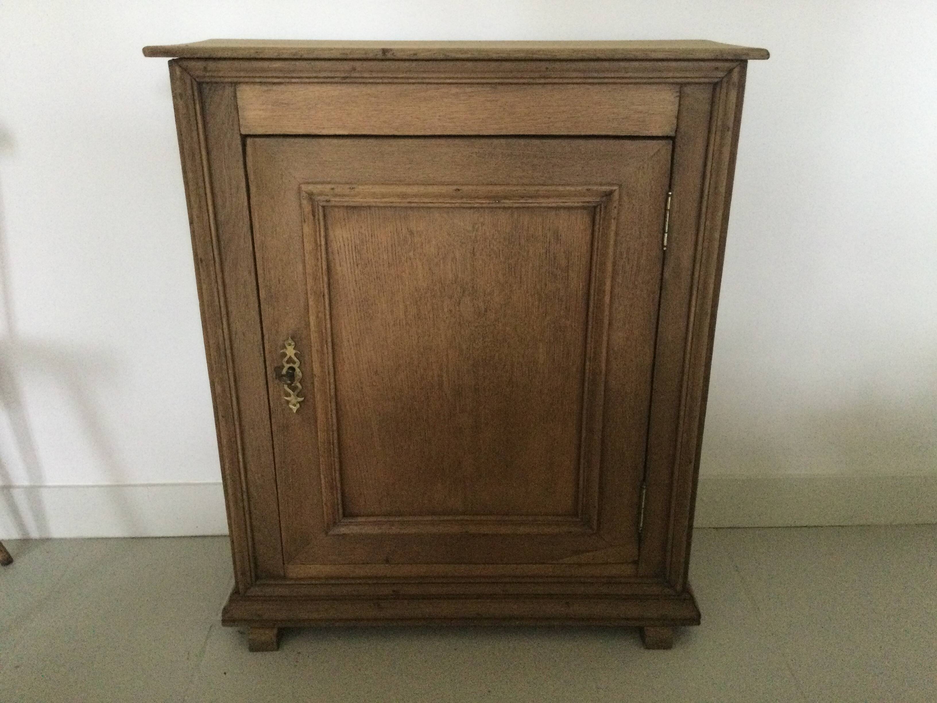 Petit meuble une porte en chêne clair