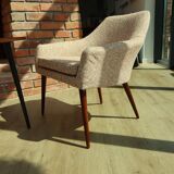 Fauteuils club scandinave bouclé blanc 1960, rénovés, paire de chaises cocktail vintage en bois rembourrés