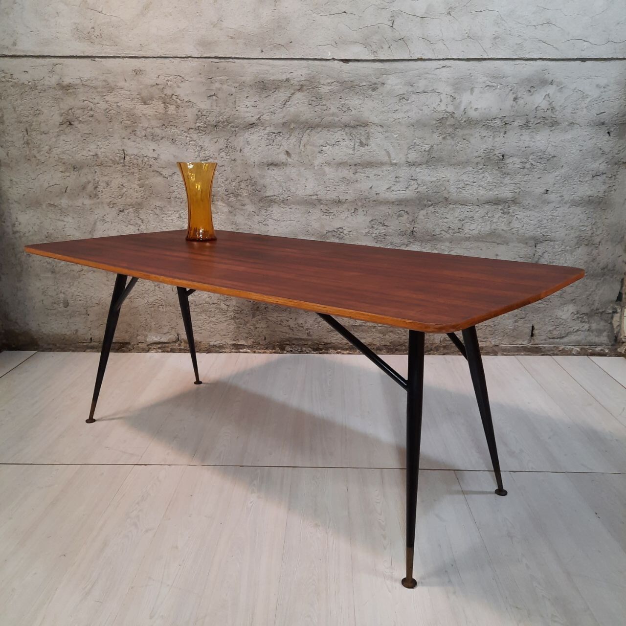 Dining table in teak wood and feet in painted metal.