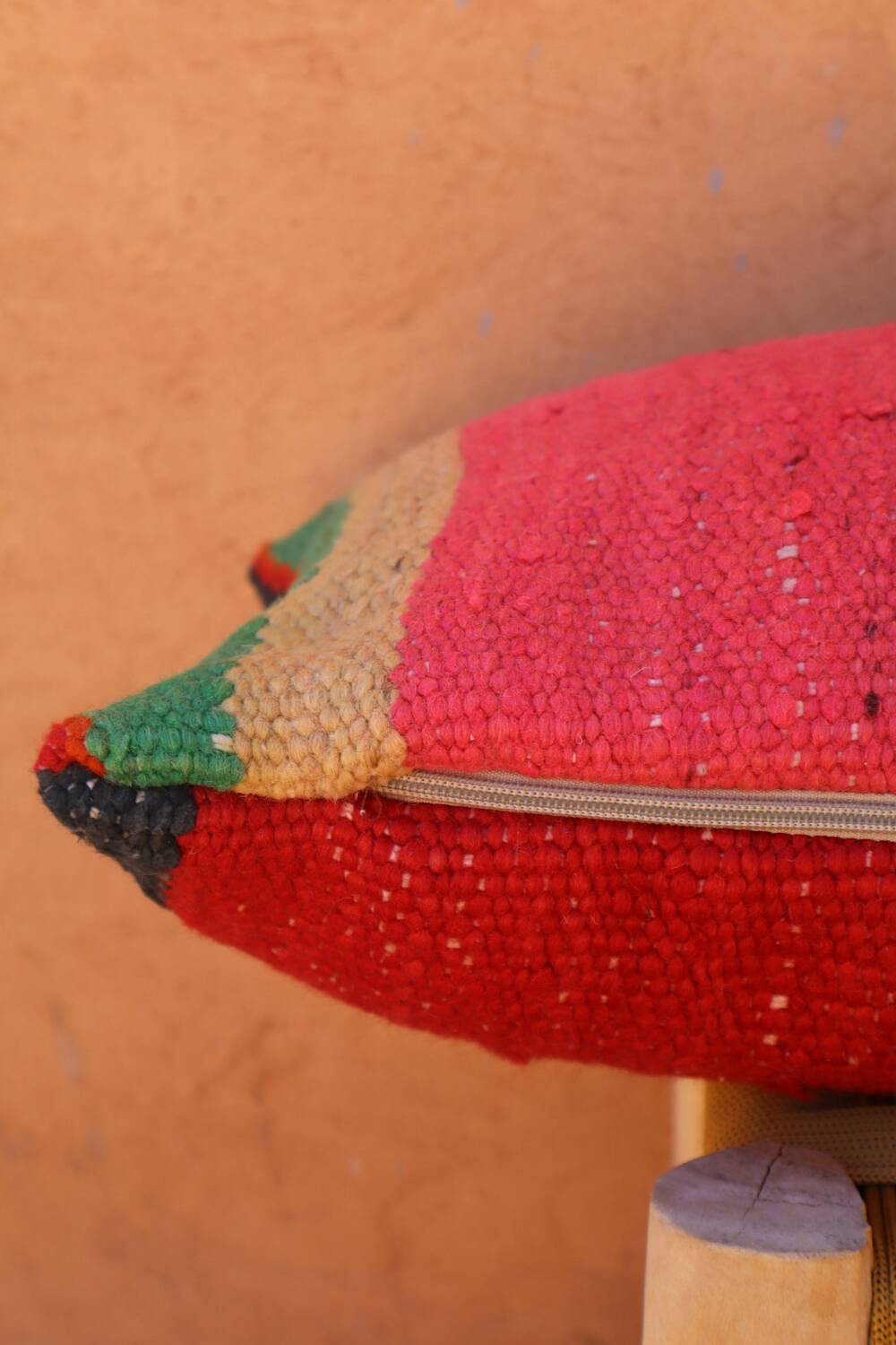 Coussin en laine rayé multicolore