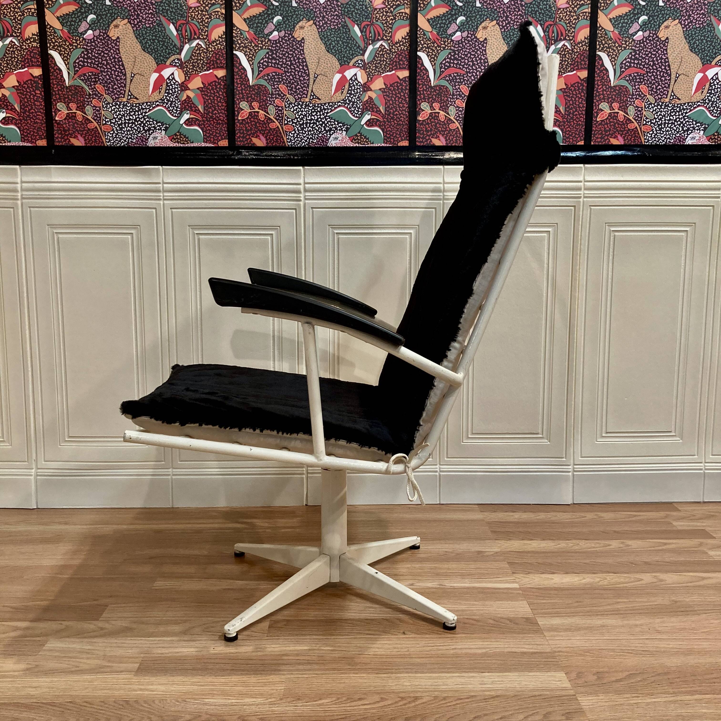 Swivel chair in metal and Bakelite, 1960s design.
