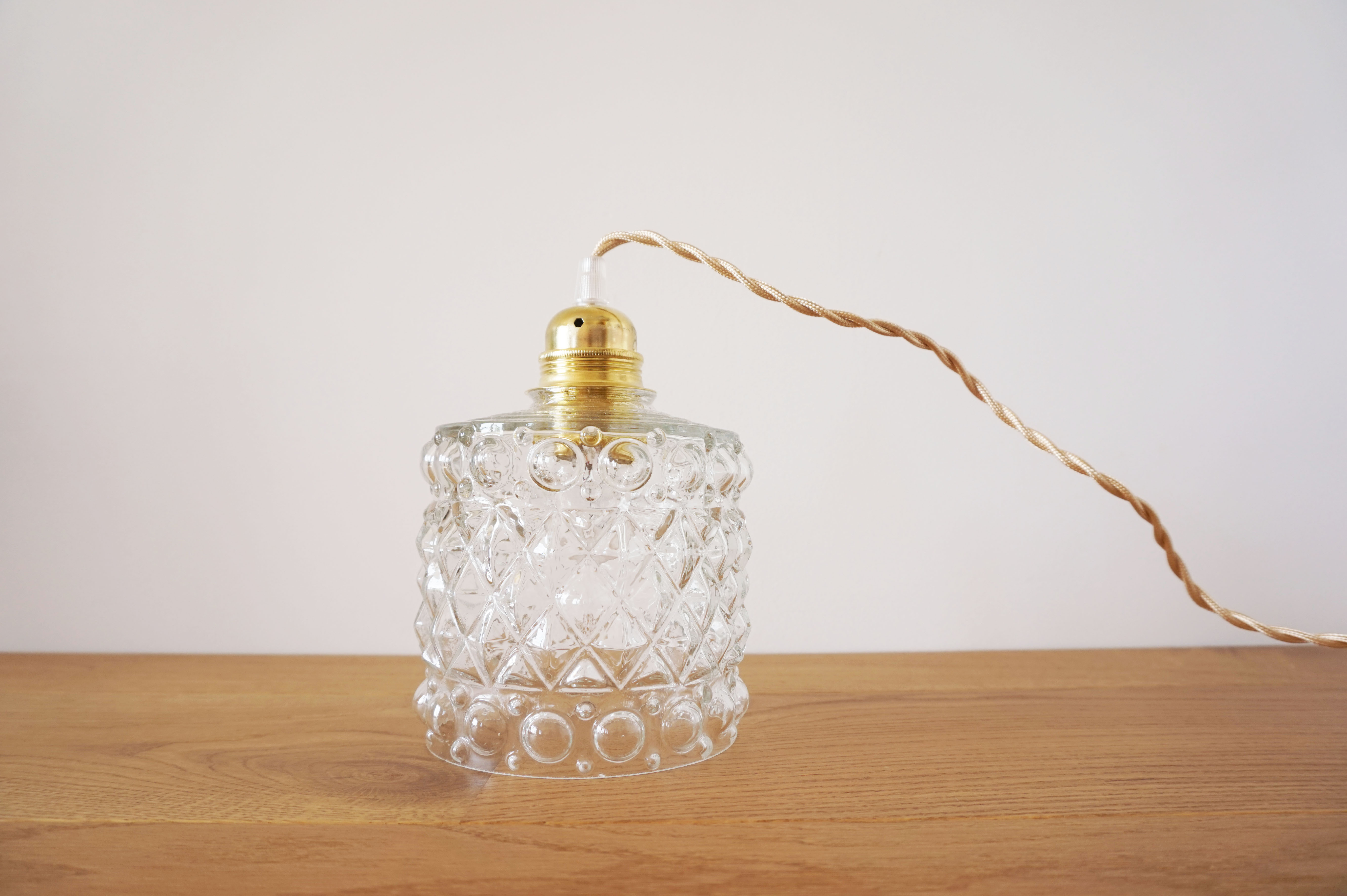 Suspension ballad molded glass globe