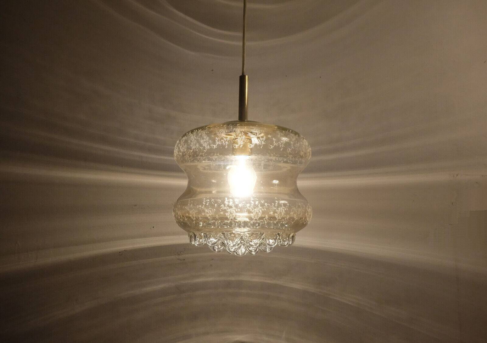 Suspension milieu du siècle en verre ambré bulle et laiton années 1960