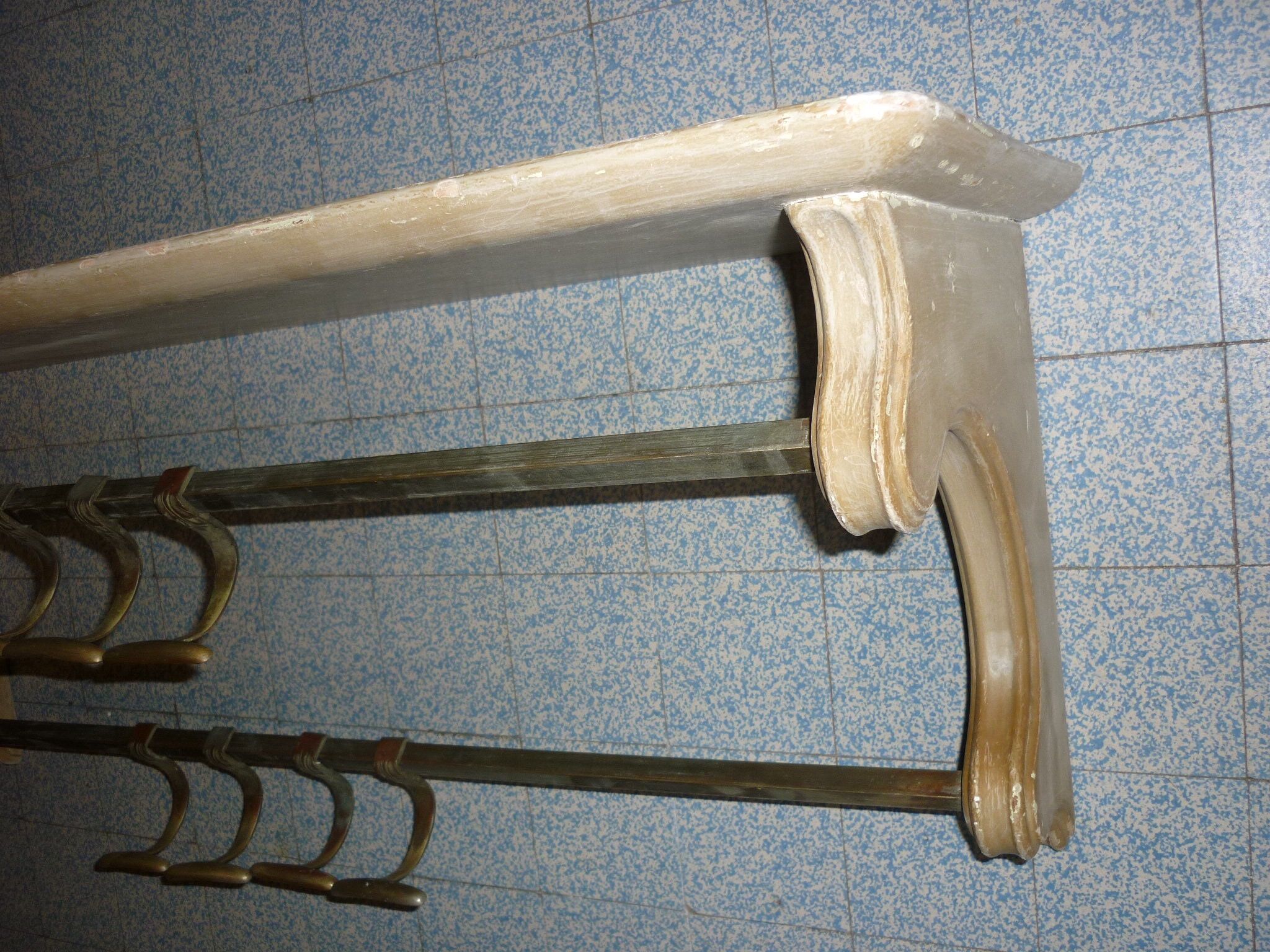 Vintage wall coat rack with shelf and 8 sliding pads