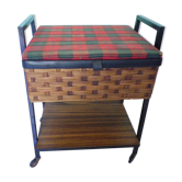 Travailleuse vintage sur roulettes, rotin, tissu, skaÏ, métal avec étagère en formica