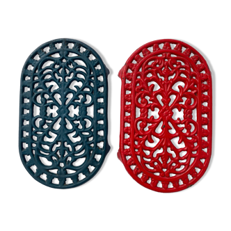 Duo of oval red and green cast iron trivets 60s 70s