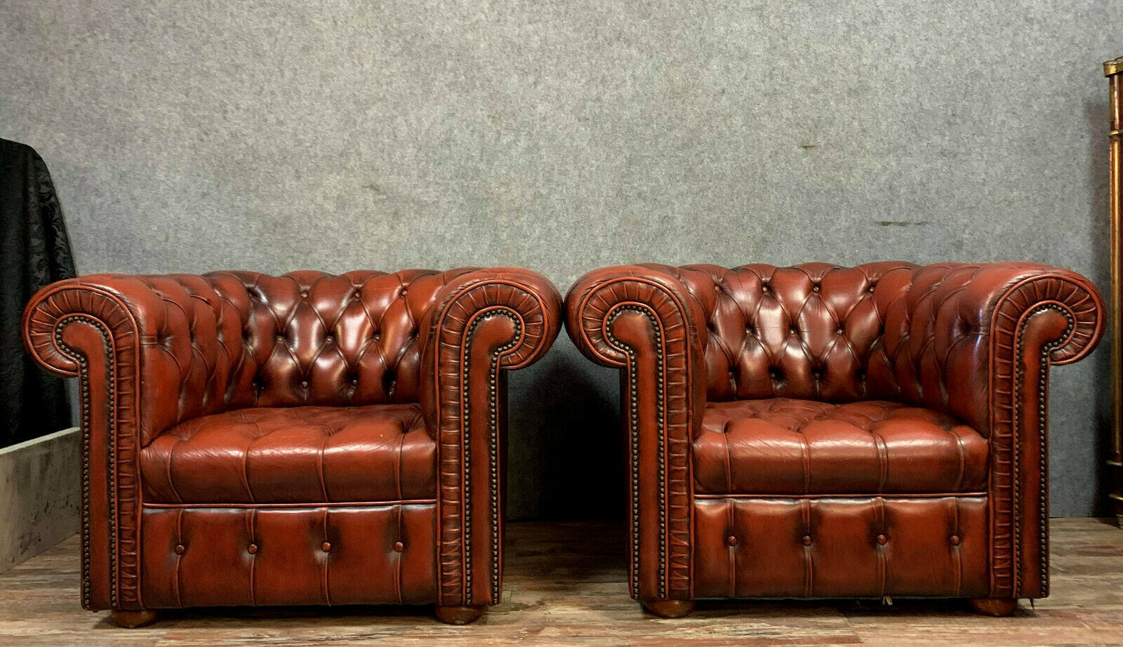 Pair of Chesterfield club armchairs in burgundy circa circa 1920 upholstered leather