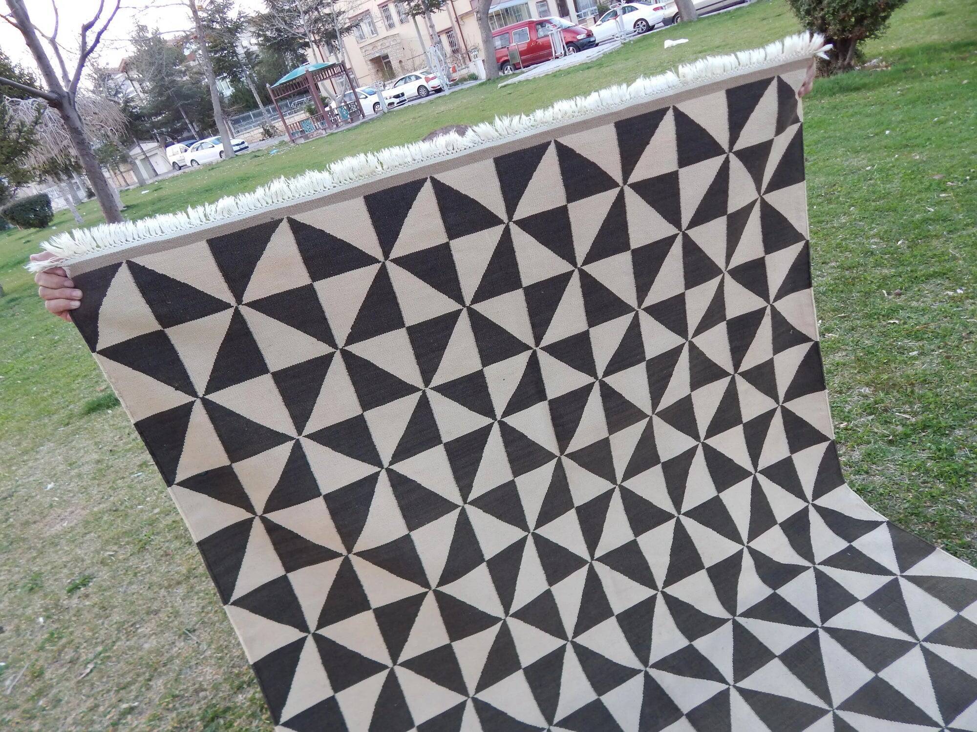 Vintage Turkish kilim, handwoven, 135x202 cm.