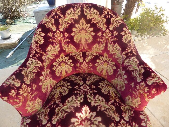 Velvet toad with backrest and firm seat in burgundy red color