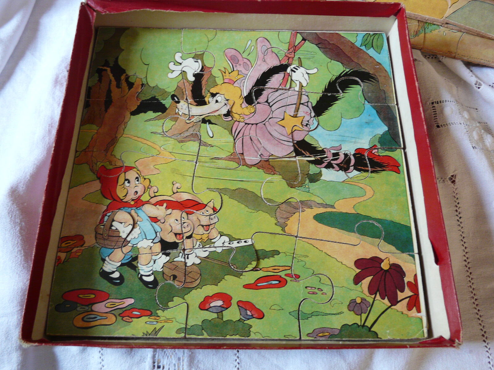 box of 6 wooden puzzles the 3 little walt Dizney pigs