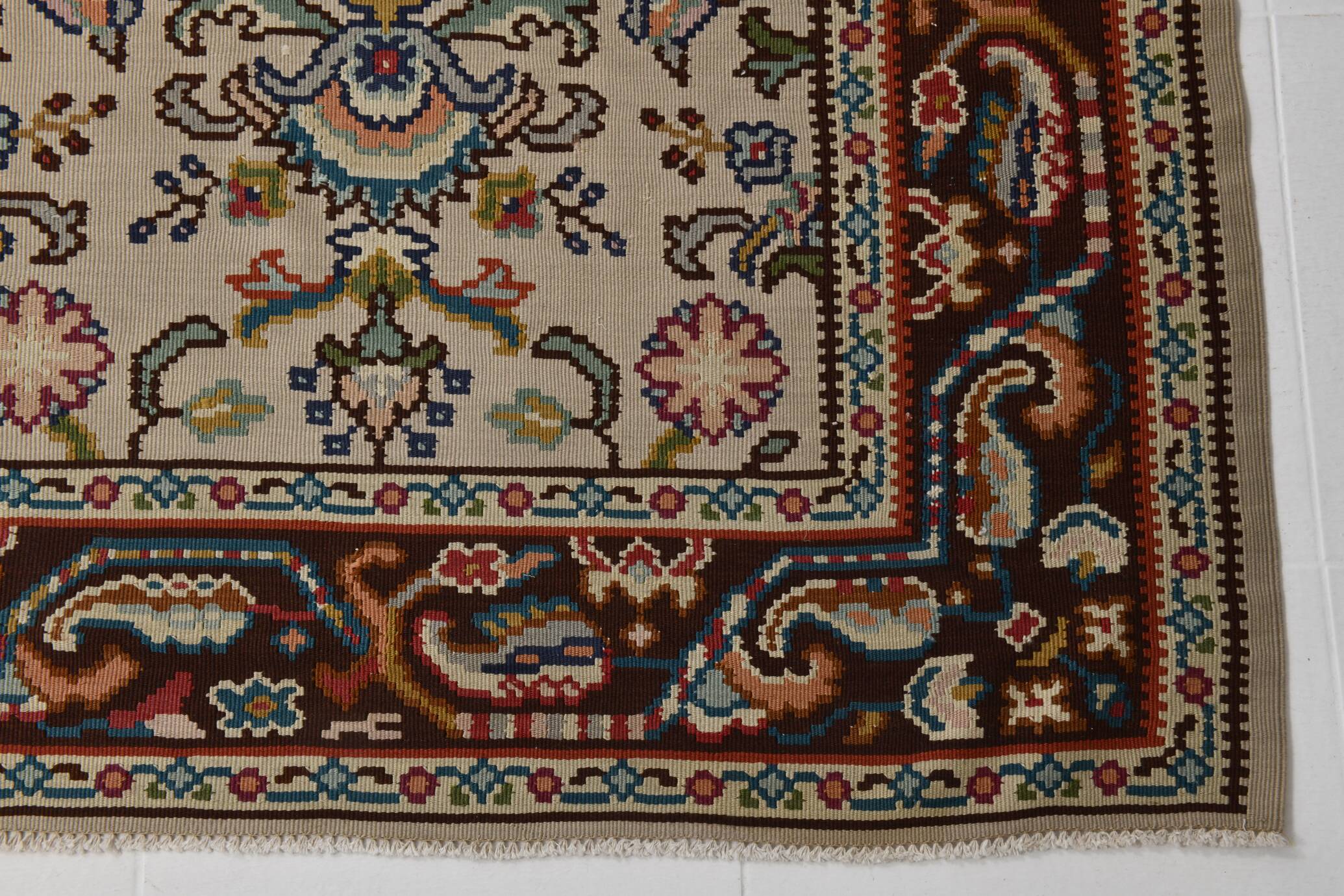 Kilim persan tons crème et bordeaux, motifs floraux élégants vintage