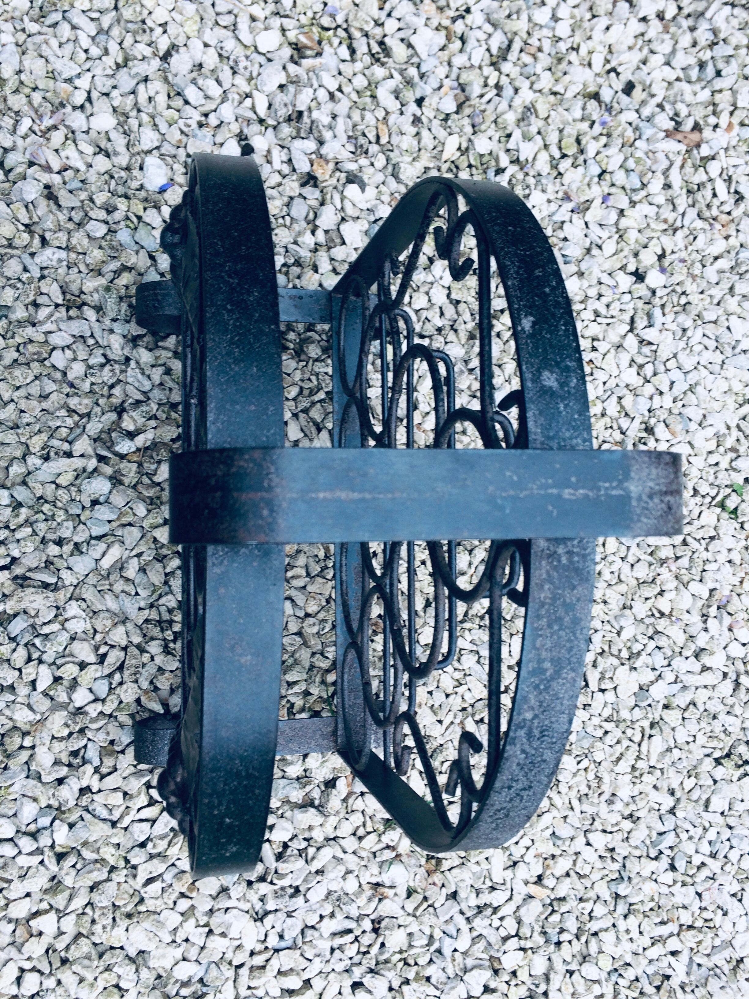 Porte-bouteille ancien en fer forgé