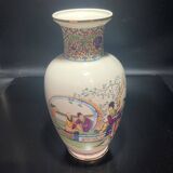 Vase orné de motifs asiatiques