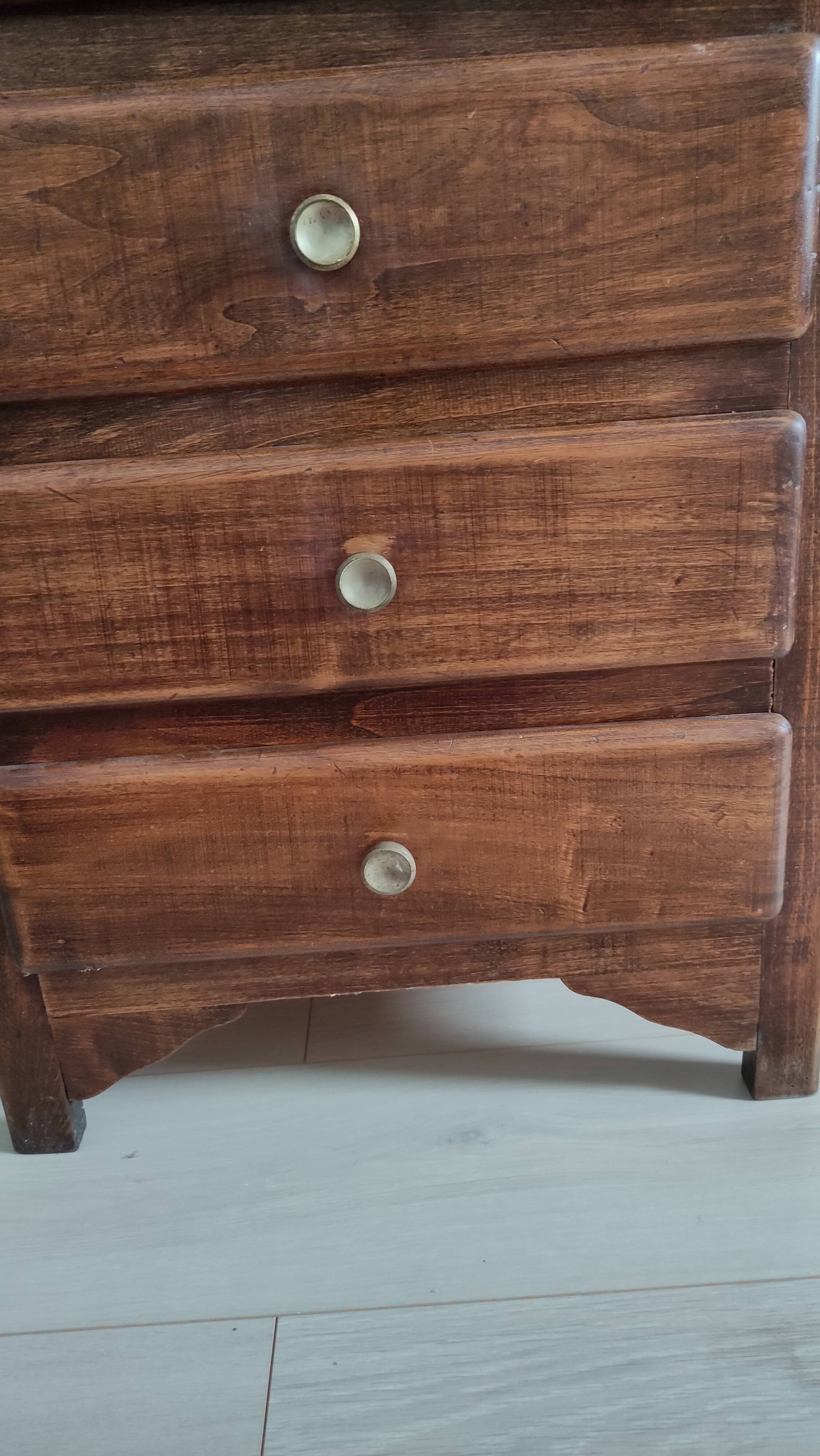 Old clother or small chest of drawers
