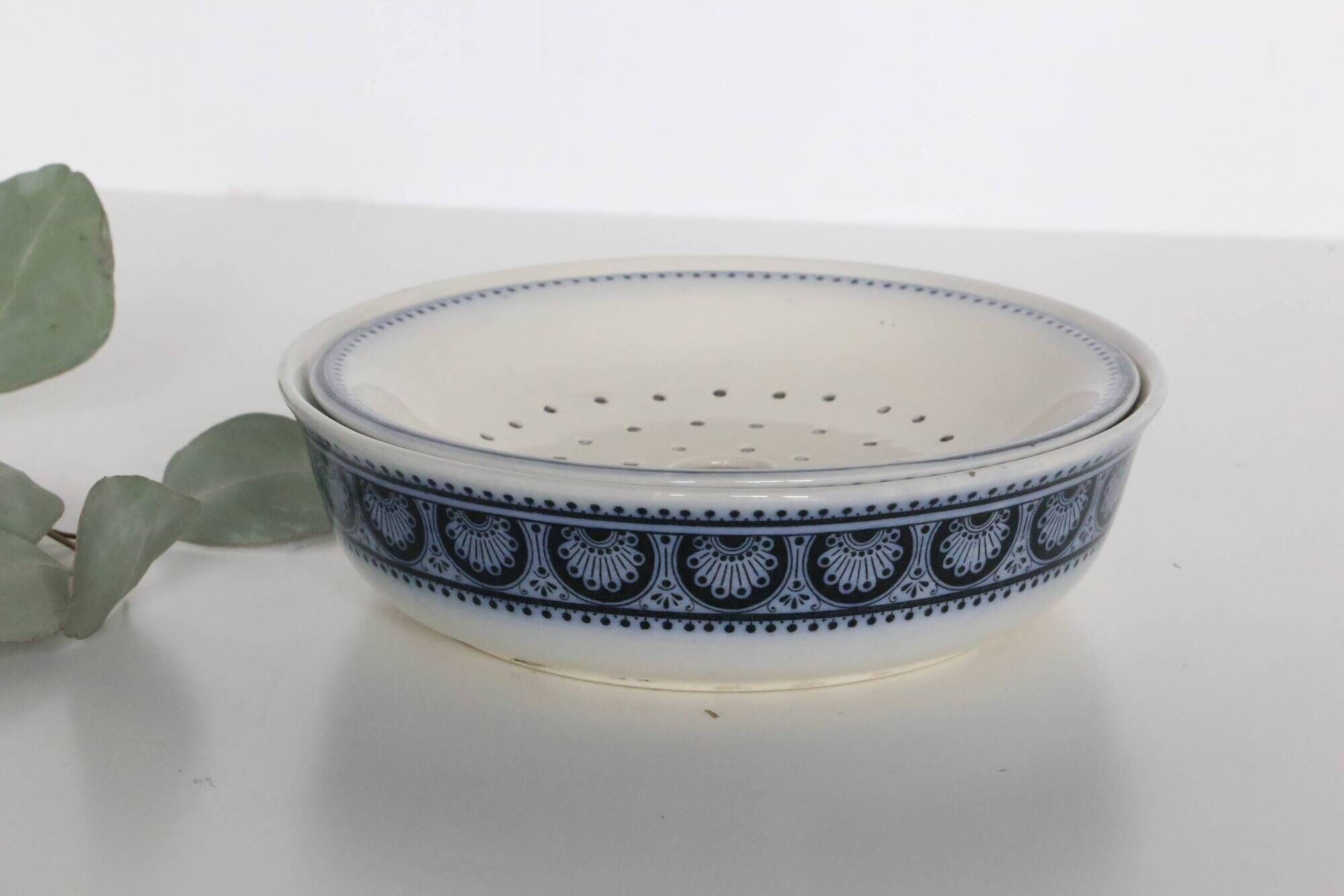 U&Cie Sarreguemines sponge holder, Terre de Fer, mid-19th century, French antique
