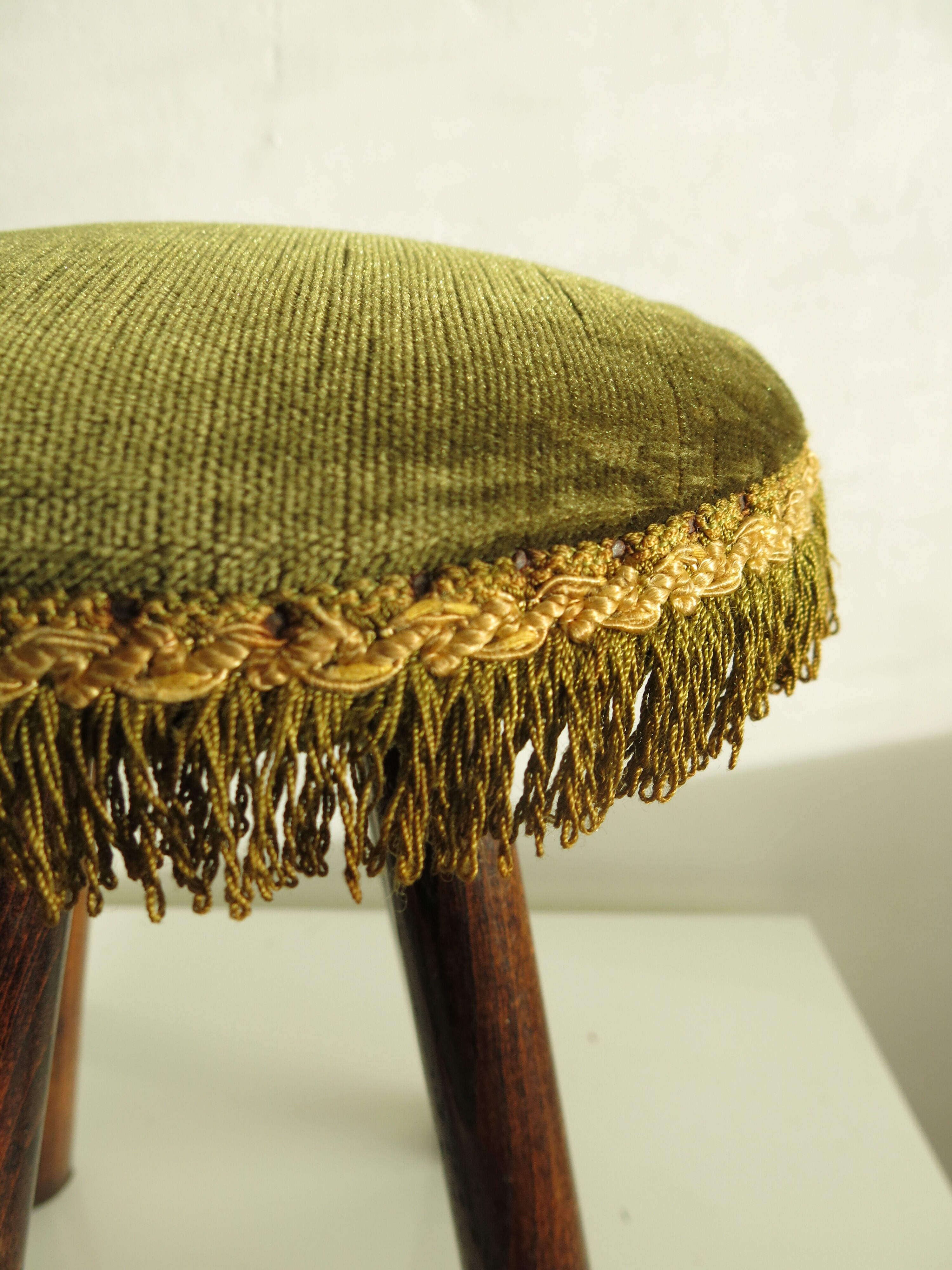 Tabouret en bois et velours à franges