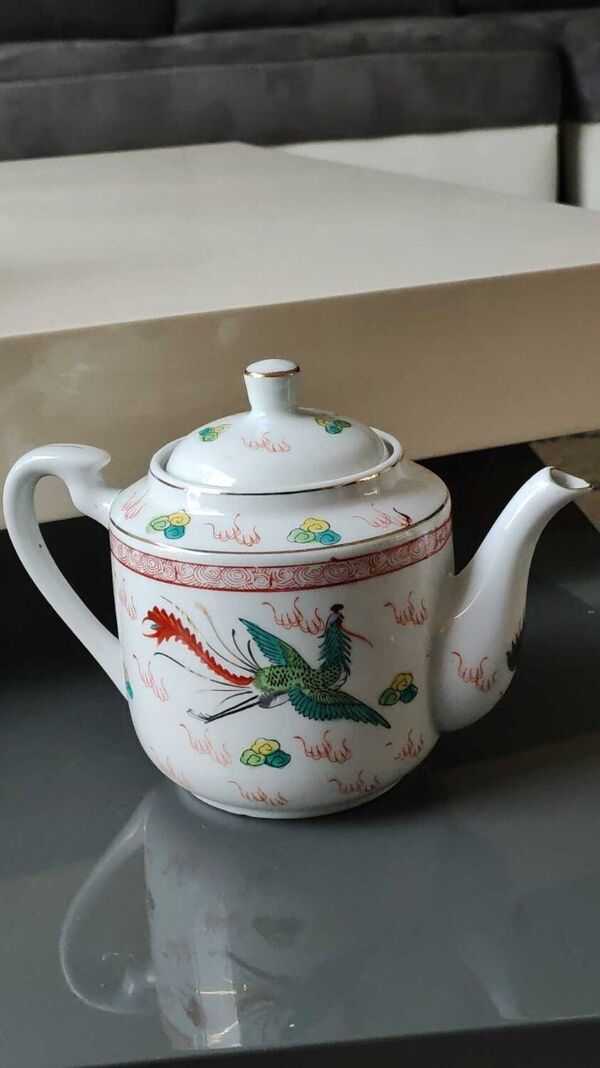 Service à thé Chinois/Théière + 6 tasses. En porcelaine fine. Décor Dragons/Phoenix. Style Famille Rose Feng Shui. Années 70