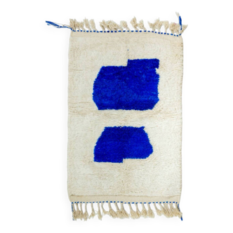 Tapis berbère marocain moderne bleu Klein et blanc